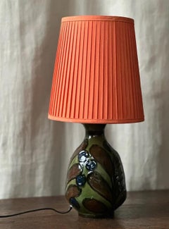 Lampe aus glasiertem und verziertem Steingut, von Herman August Kahler, signiert und gestempelt