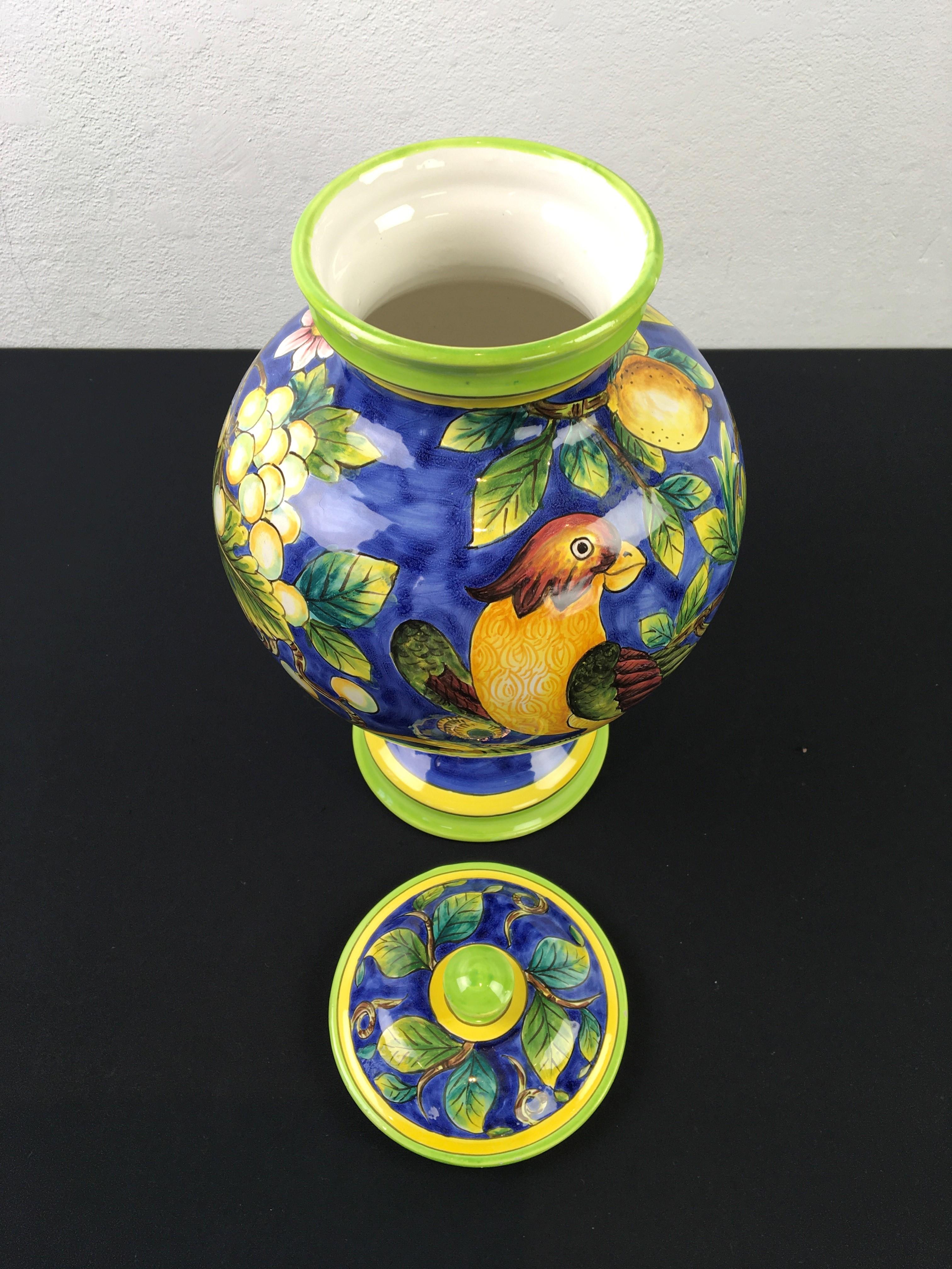 Glasiertes blaues Keramikgefäß mit Vogel, Zitronen und Deckel im Angebot 5