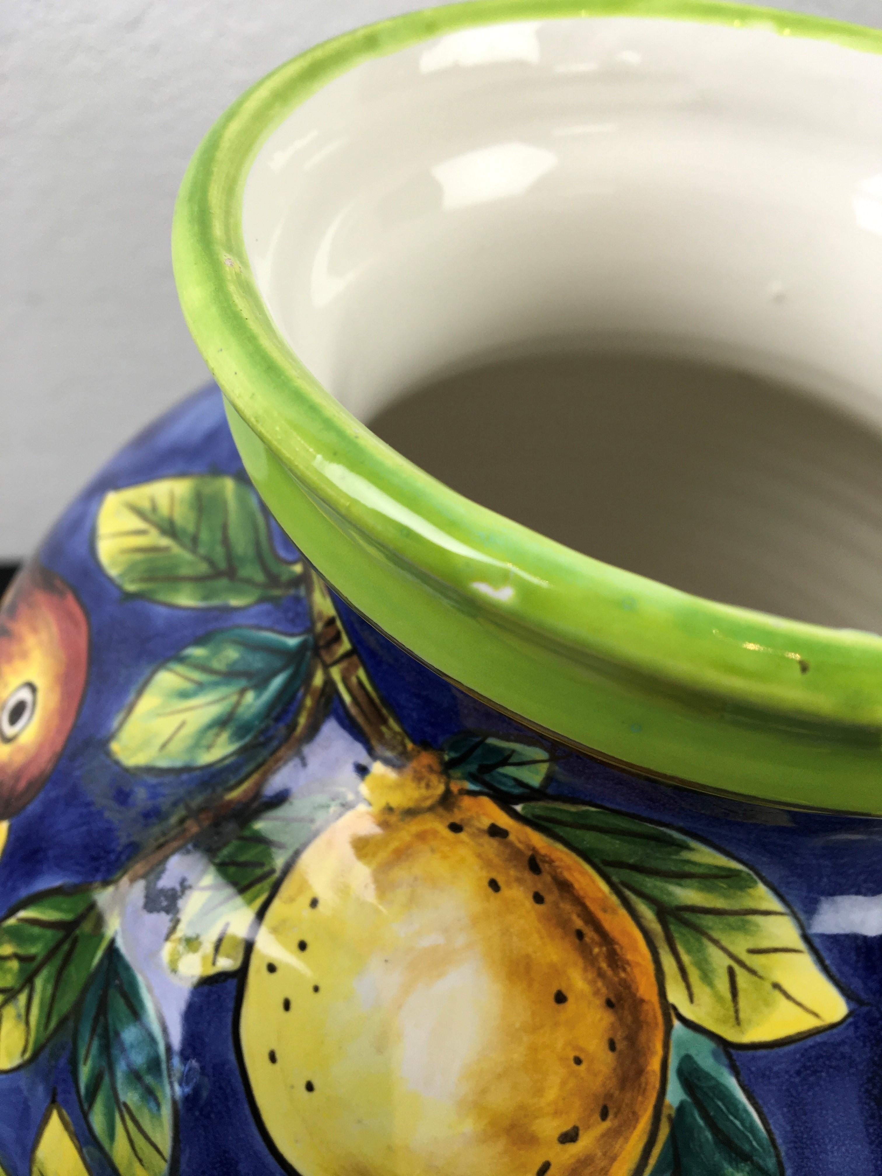 Glasiertes blaues Keramikgefäß mit Vogel, Zitronen und Deckel im Angebot 6