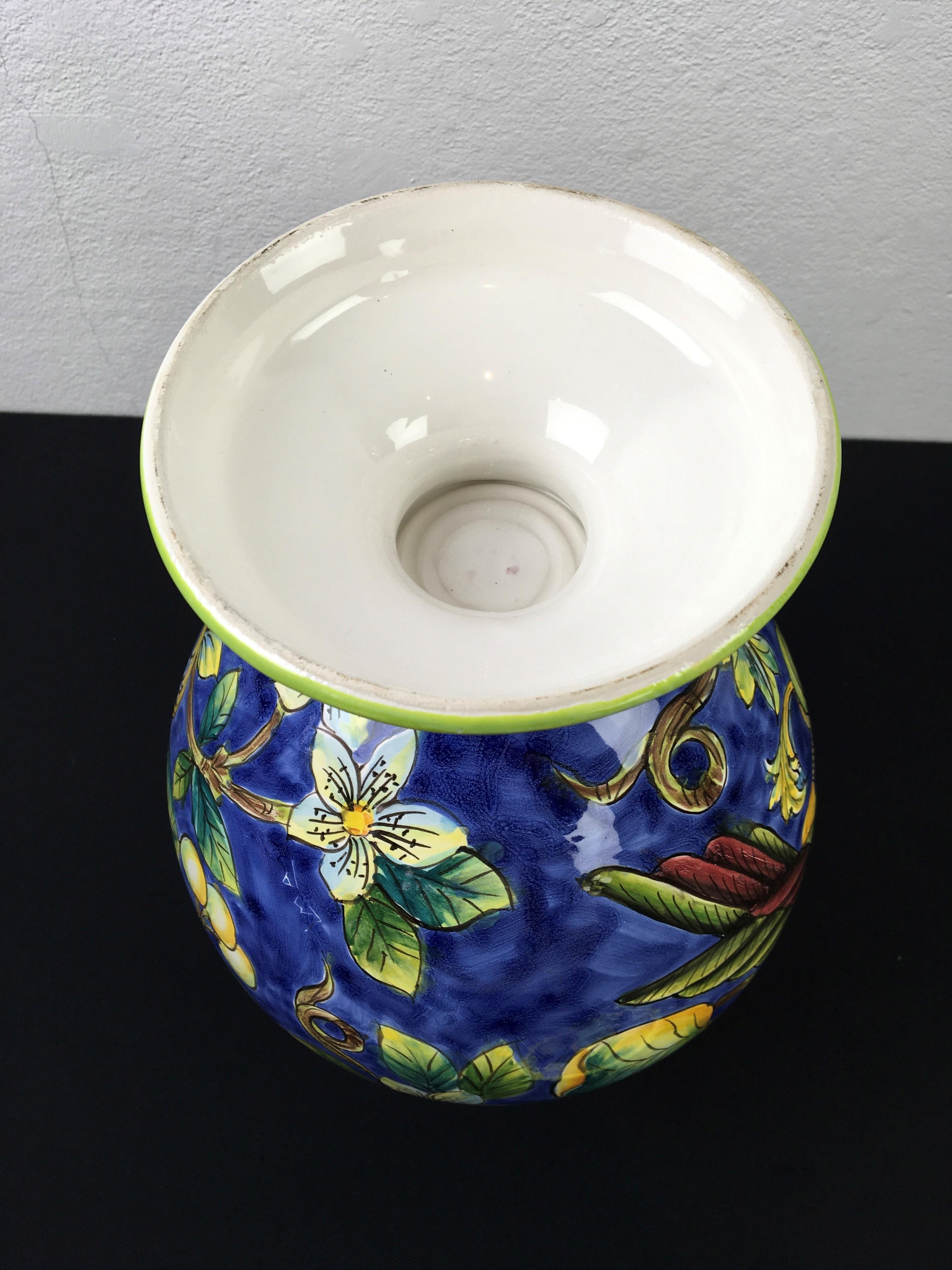 Glasiertes blaues Keramikgefäß mit Vogel, Zitronen und Deckel im Angebot 7