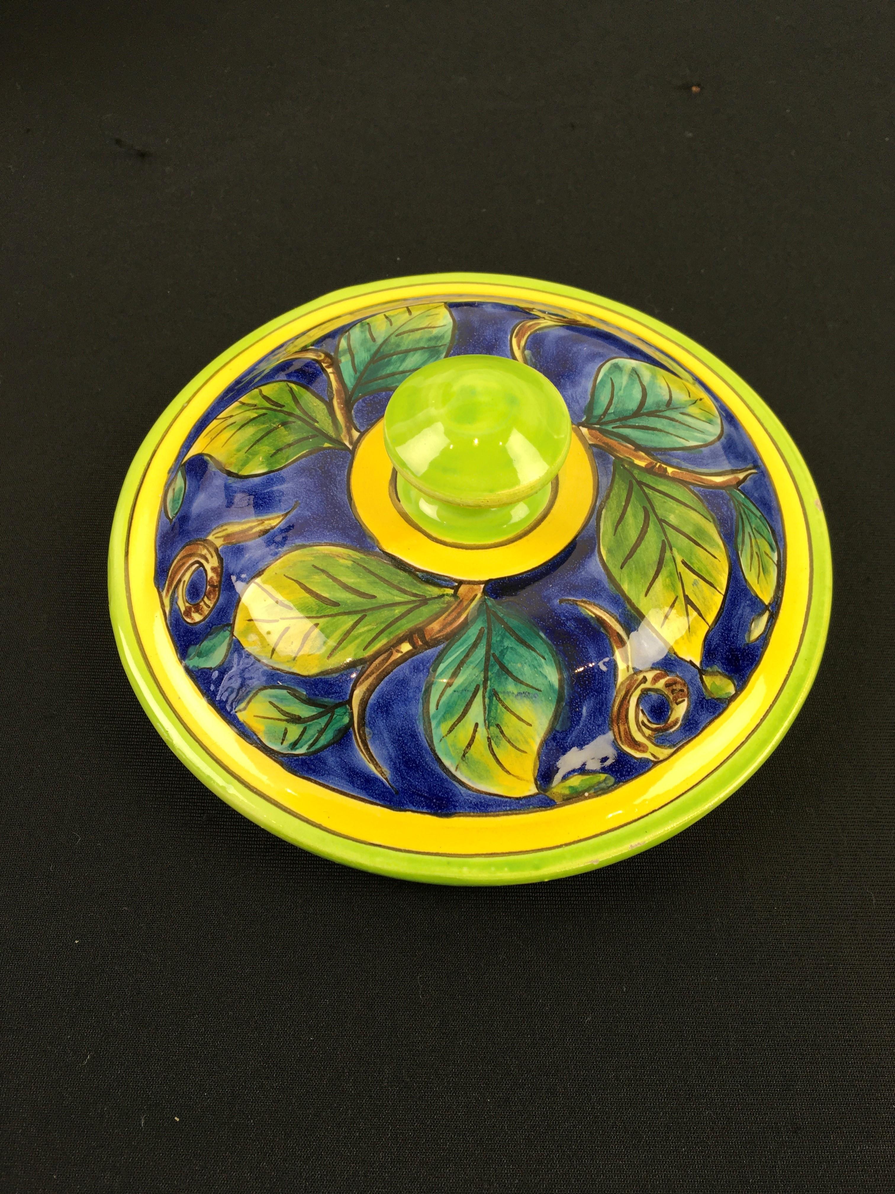 Glasiertes blaues Keramikgefäß mit Vogel, Zitronen und Deckel im Angebot 8