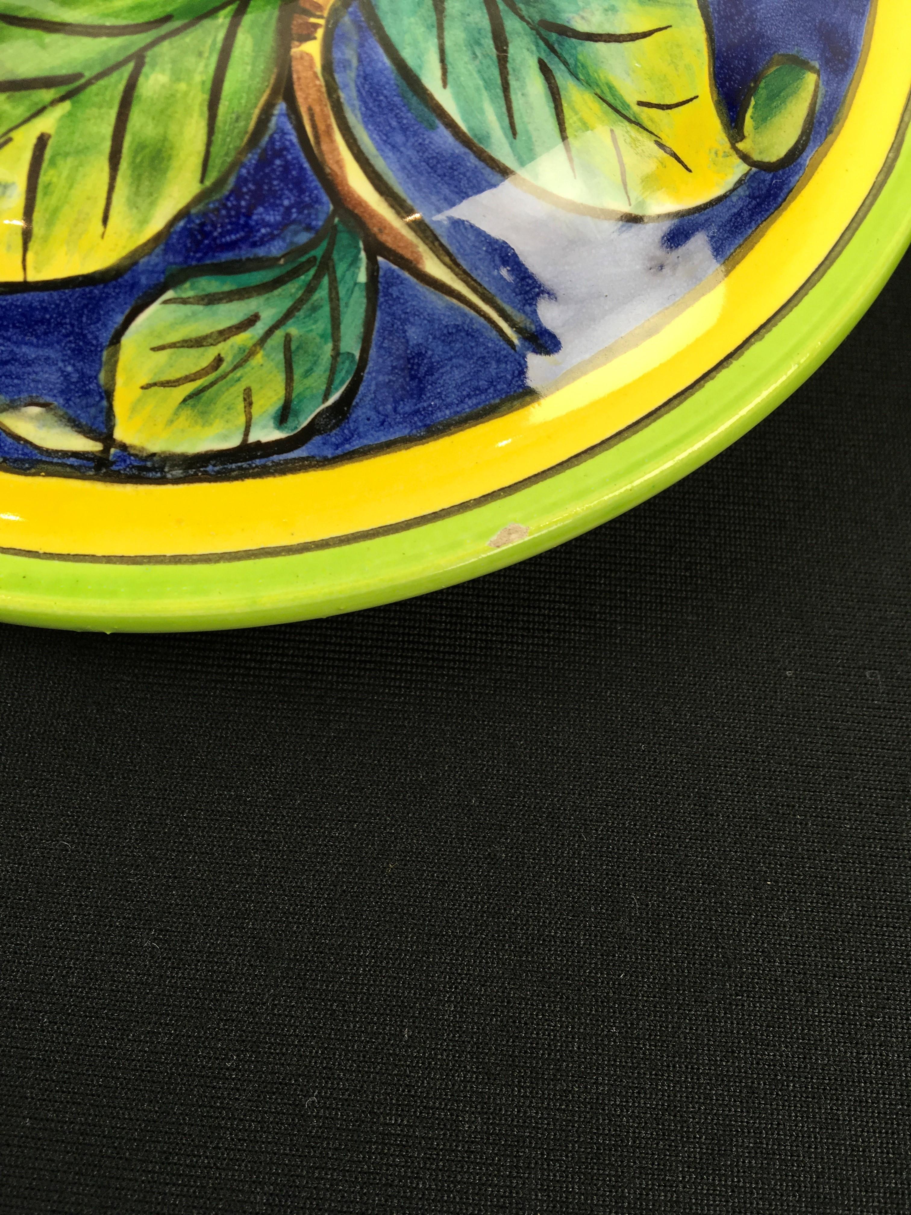 Glasiertes blaues Keramikgefäß mit Vogel, Zitronen und Deckel im Angebot 9