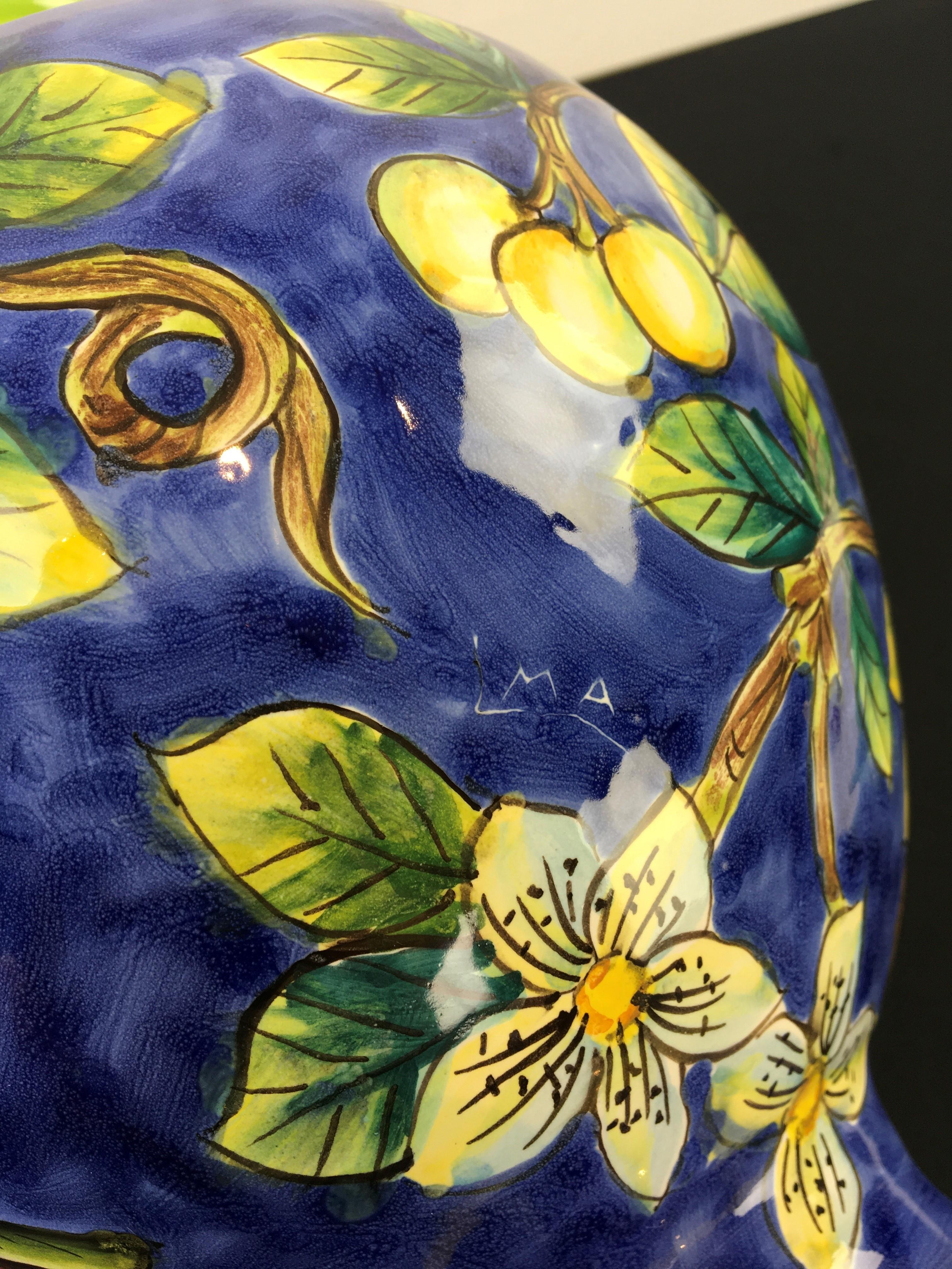 Pot en céramique bleue émaillée avec oiseau, citrons et couvercle en vente 11