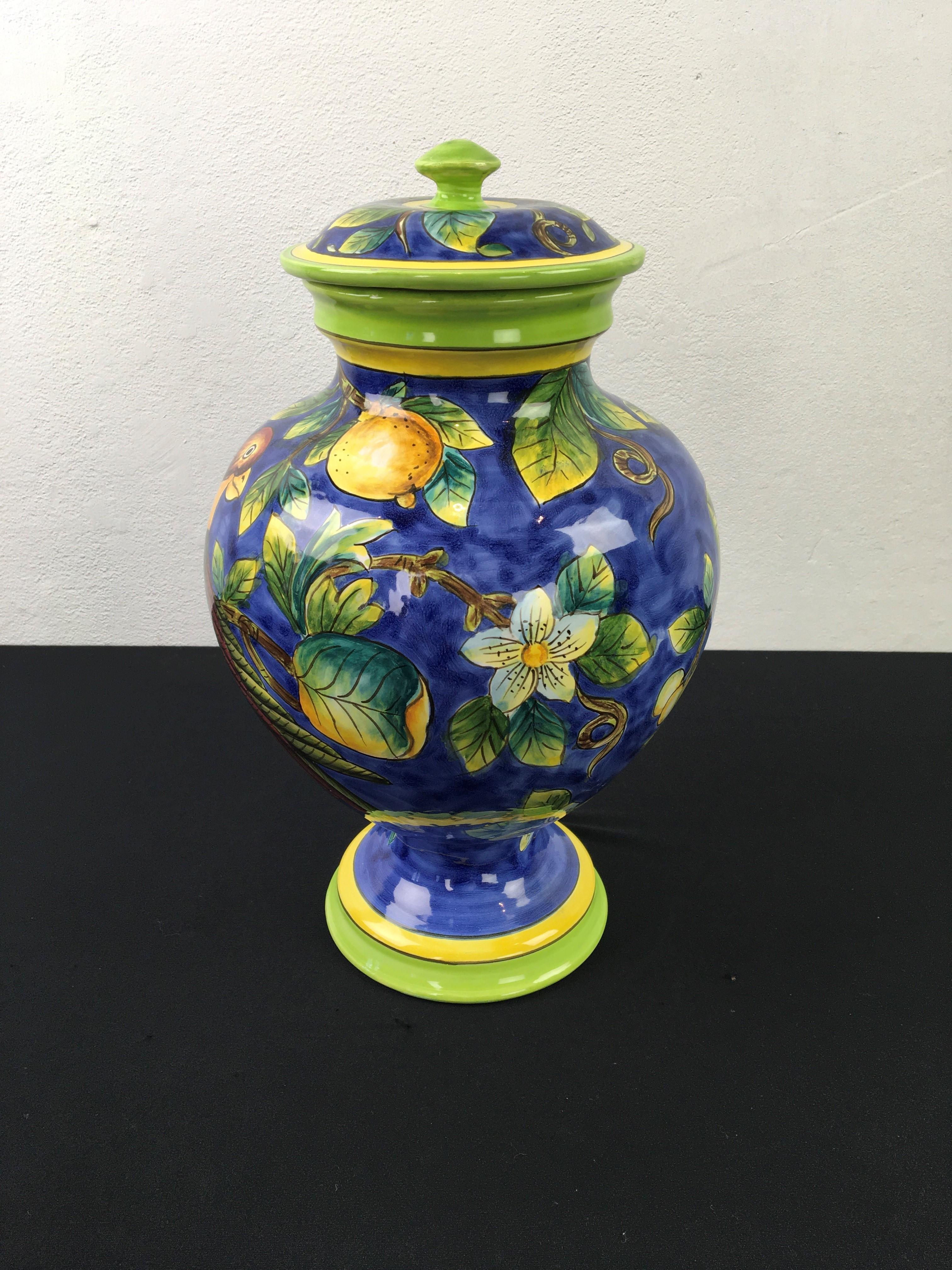 Européen Pot en céramique bleue émaillée avec oiseau, citrons et couvercle en vente