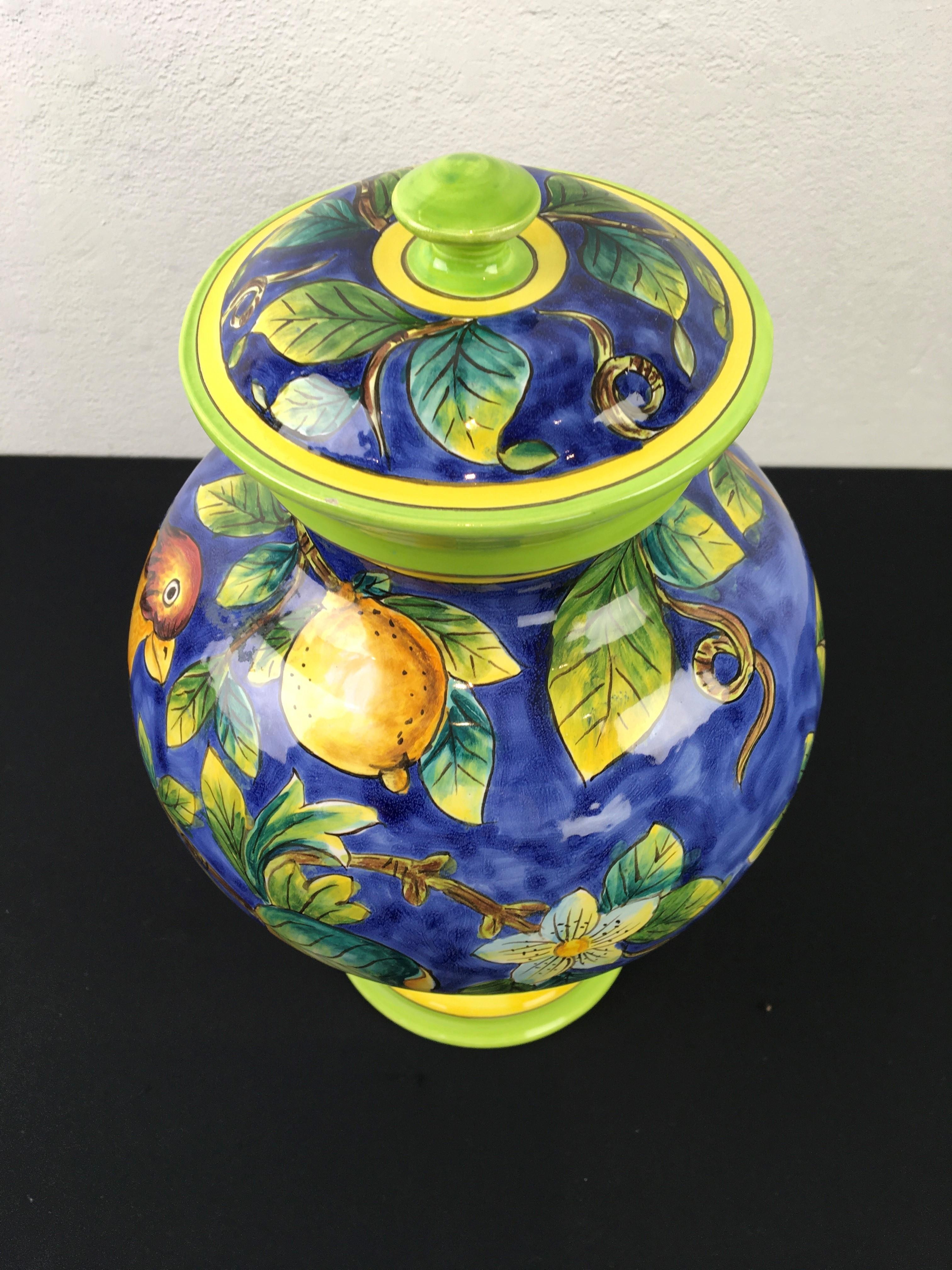 Vernissé Pot en céramique bleue émaillée avec oiseau, citrons et couvercle en vente