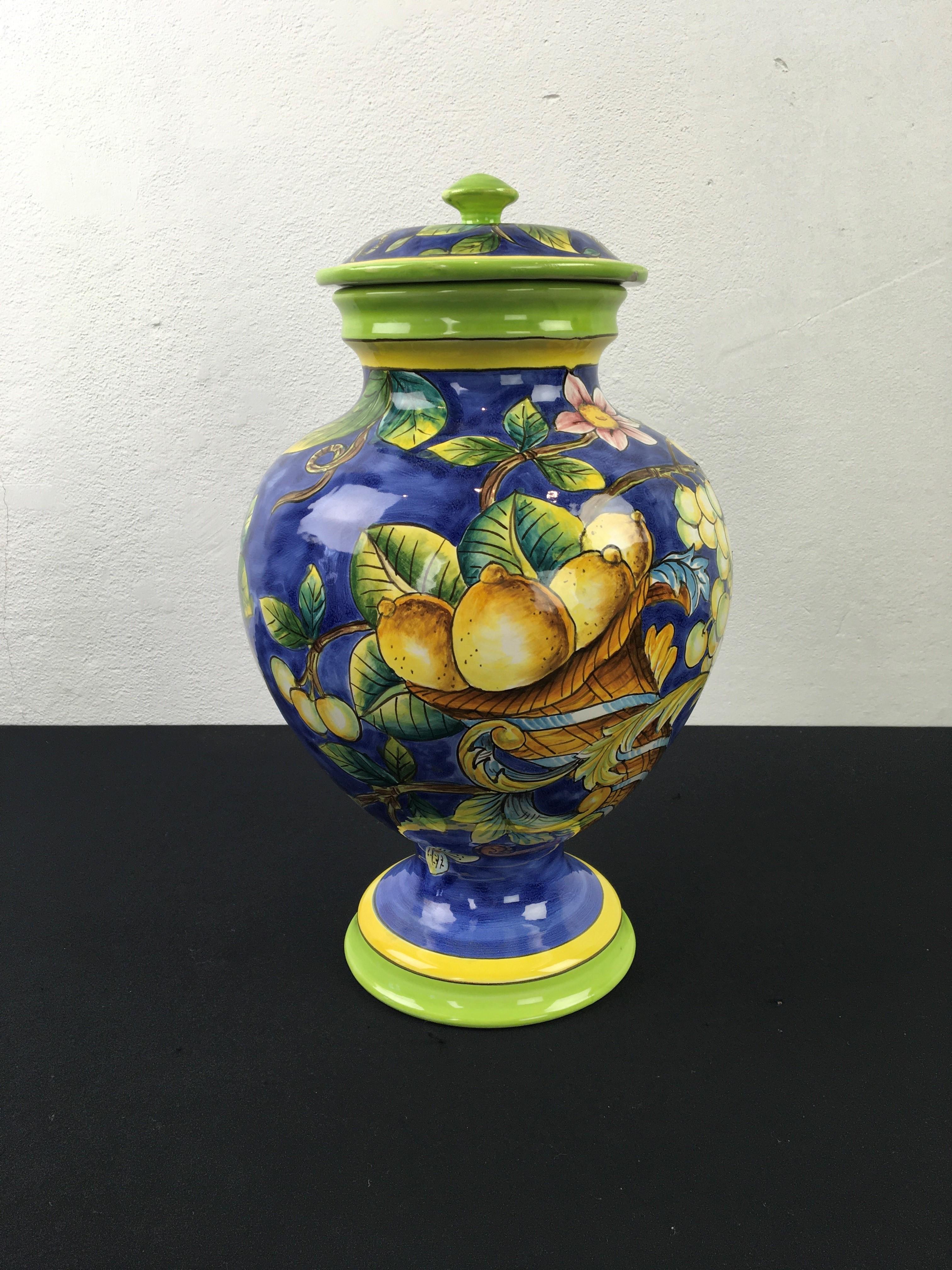 Glasiertes blaues Keramikgefäß mit Vogel, Zitronen und Deckel im Angebot 1