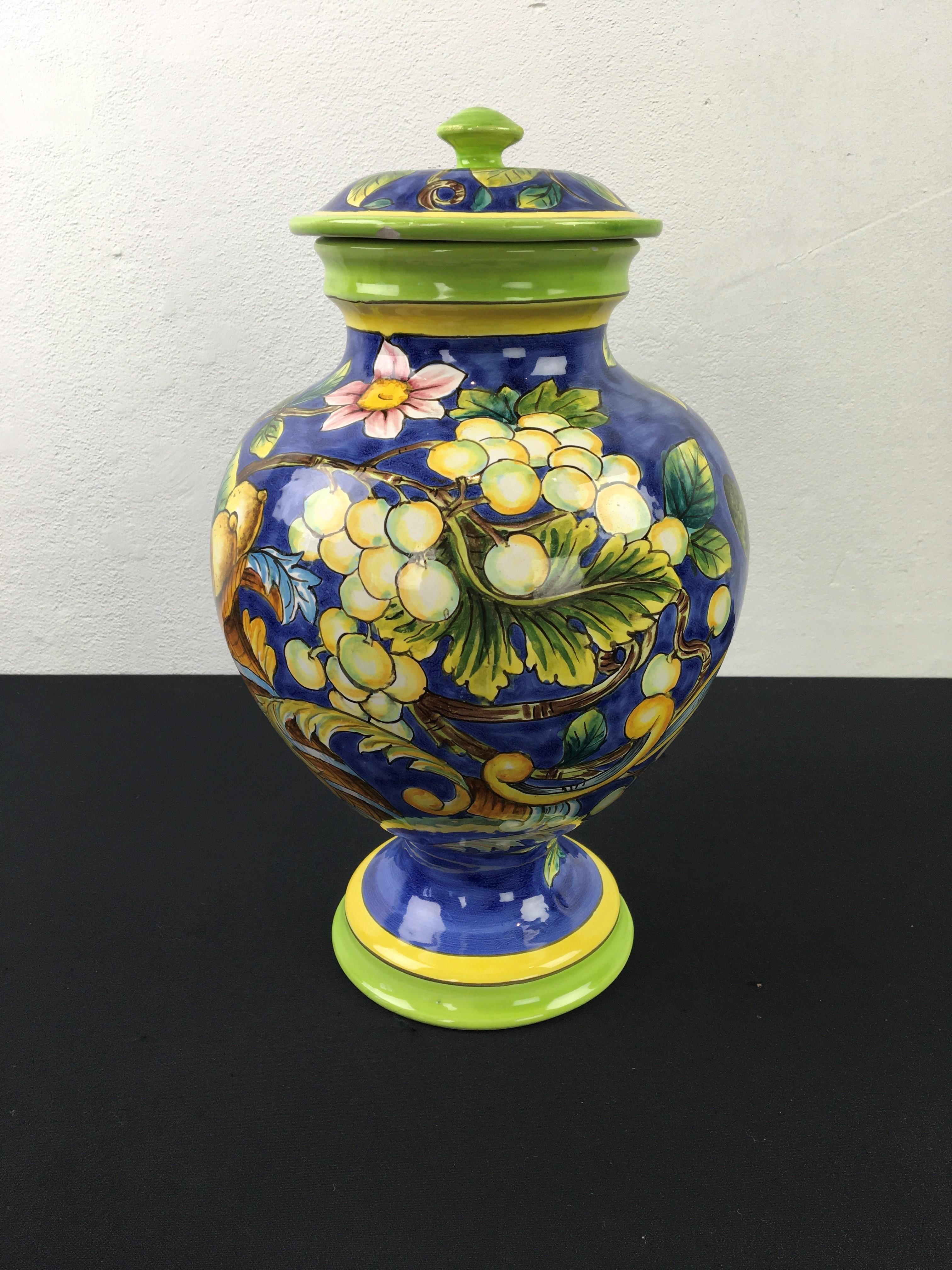 Glasiertes blaues Keramikgefäß mit Vogel, Zitronen und Deckel im Angebot 3