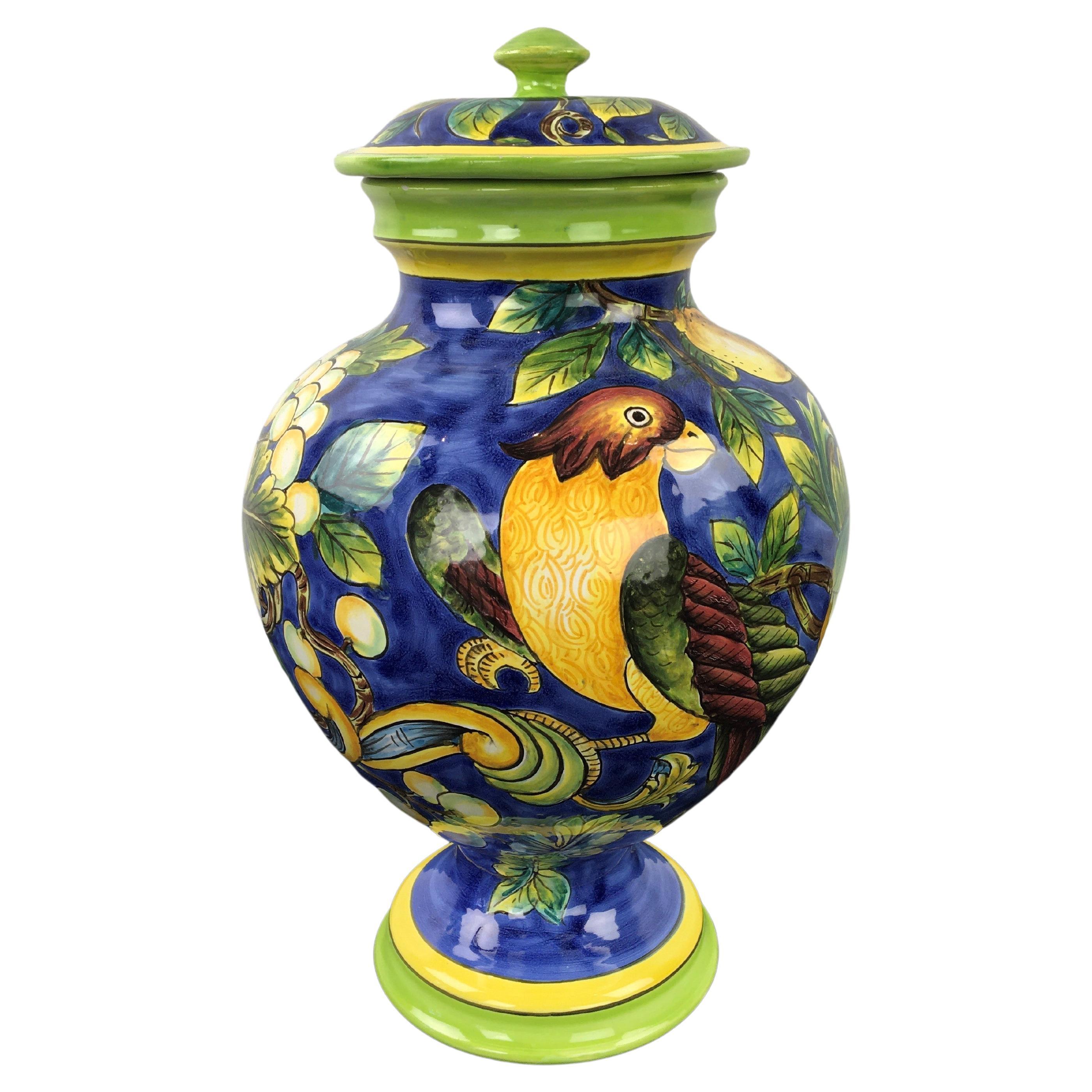 Glasiertes blaues Keramikgefäß mit Vogel, Zitronen und Deckel im Angebot