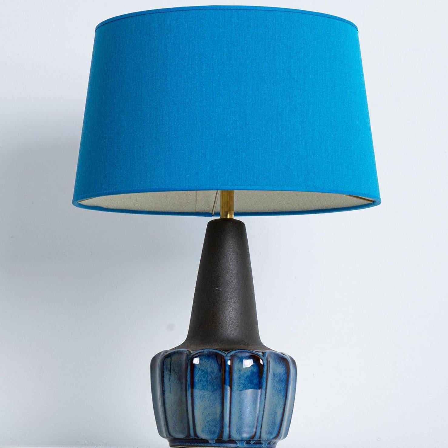 Lámpara de sobremesa de cerámica de Soholm, Dinamarca, años 60. Esta pieza escultórica de alta gama es de cerámica hecha a mano en tonos azules y marrones, con una combinación de acabados en seco y esmaltado. Con una nueva pantalla de seda azul