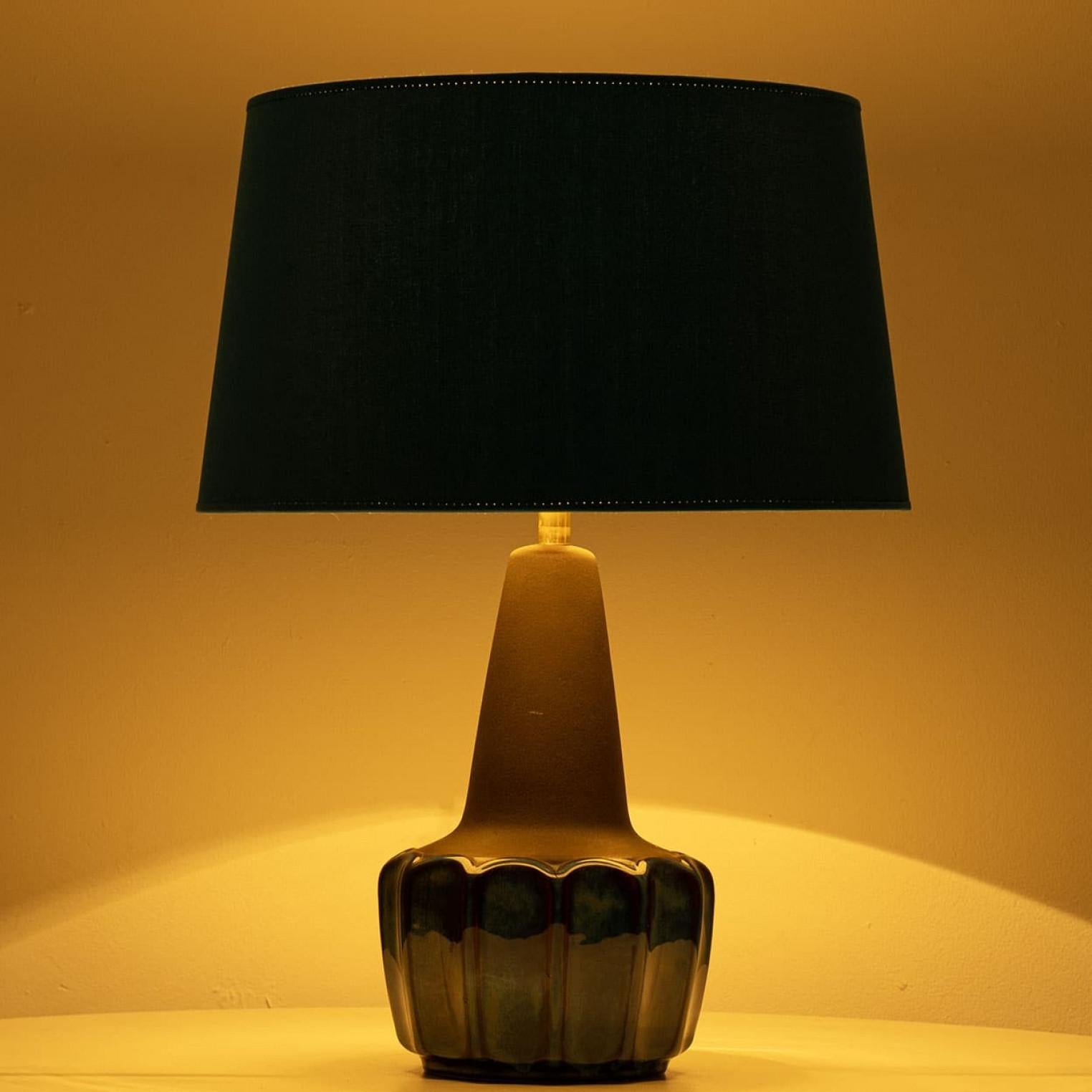 Mid-Century Modern Lampe Soholm bleue émaillée avec abat-jour en soie neuve sur mesure René Houben, 1960s en vente