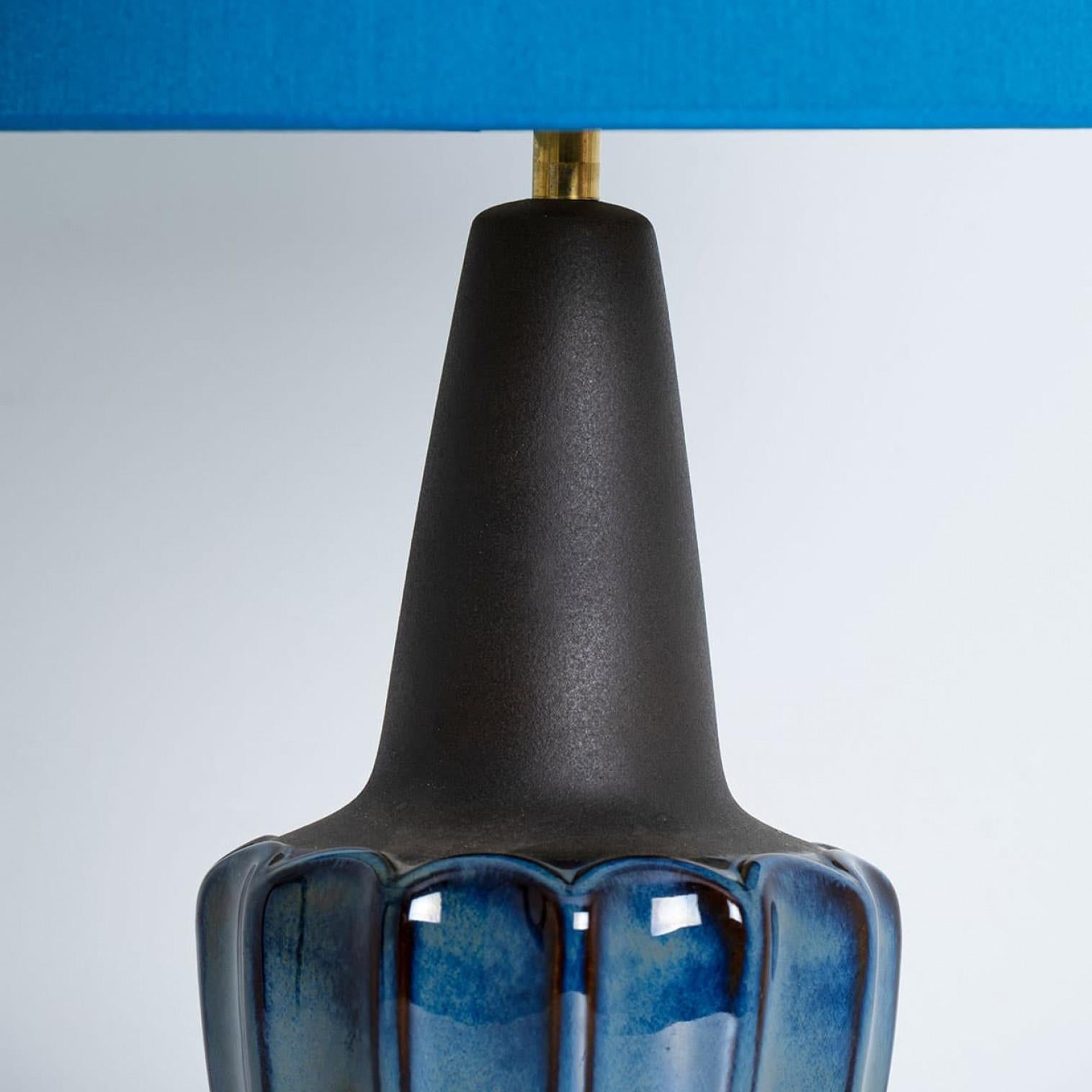 Danois Lampe Soholm bleue émaillée avec abat-jour en soie neuve sur mesure René Houben, 1960s en vente