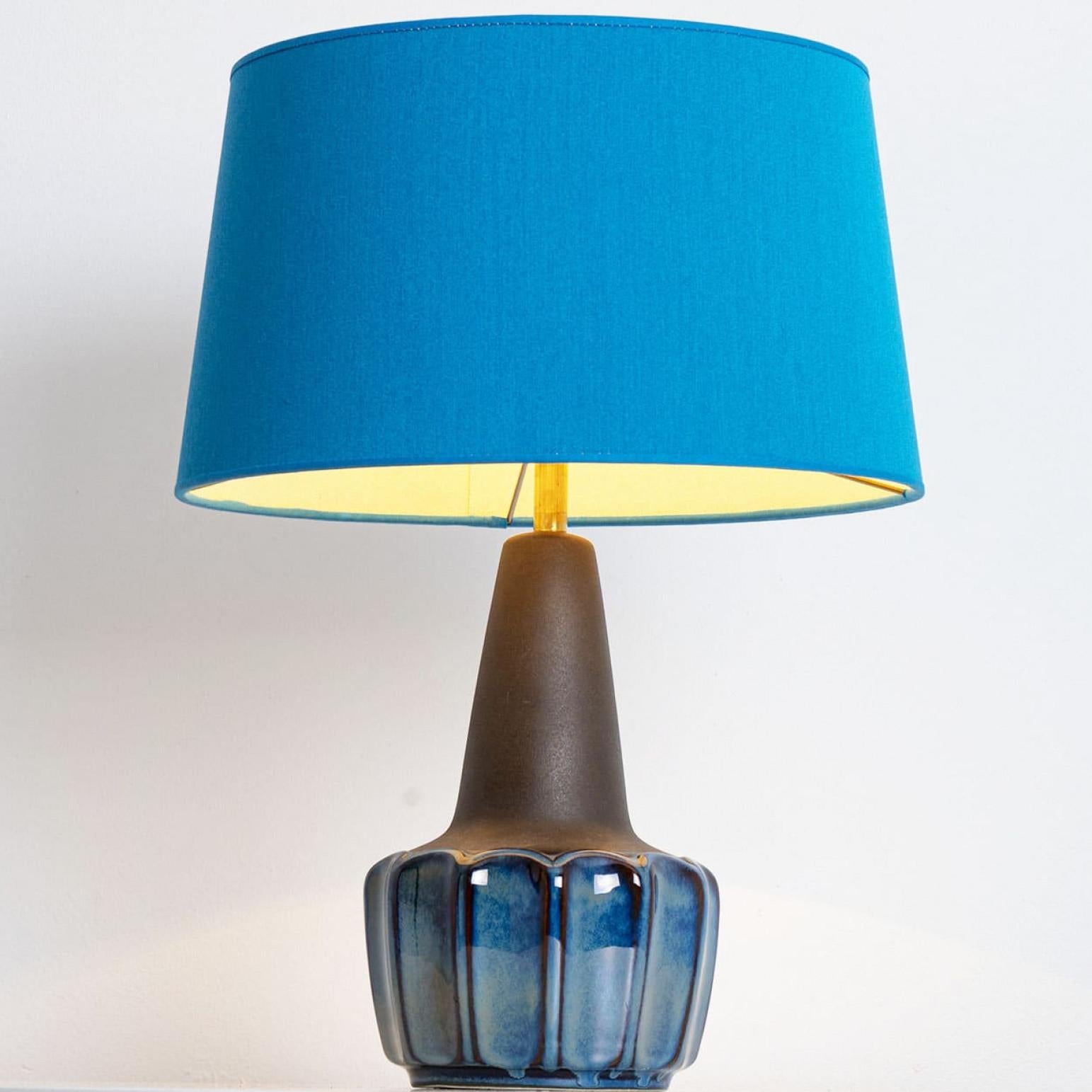 Autre Lampe Soholm bleue émaillée avec abat-jour en soie neuve sur mesure René Houben, 1960s en vente