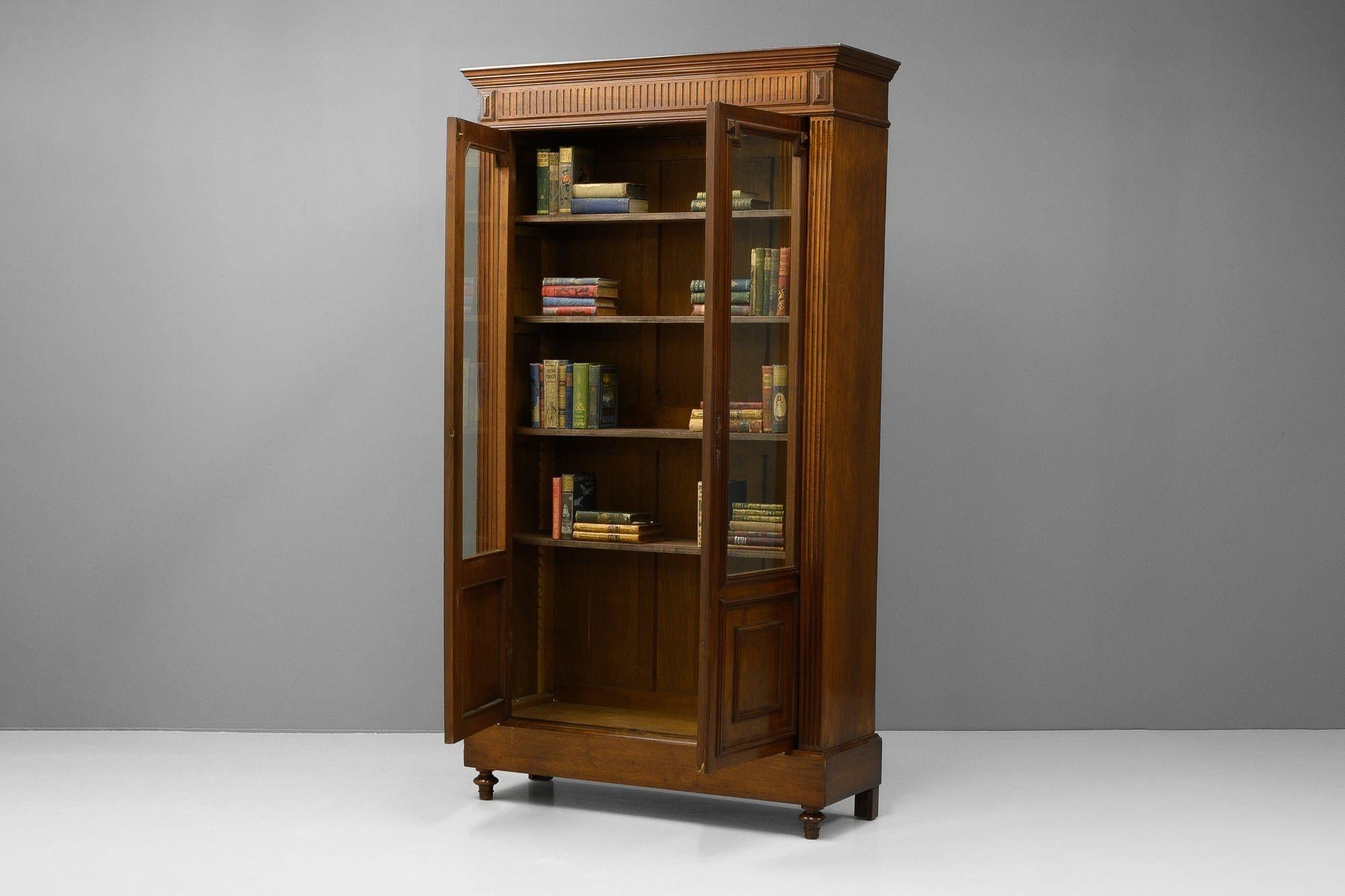 Libreria francese a due ante vetrate in noce. Circa 1890
H. 220 cm x L. 123 cm x P. 43 cm.