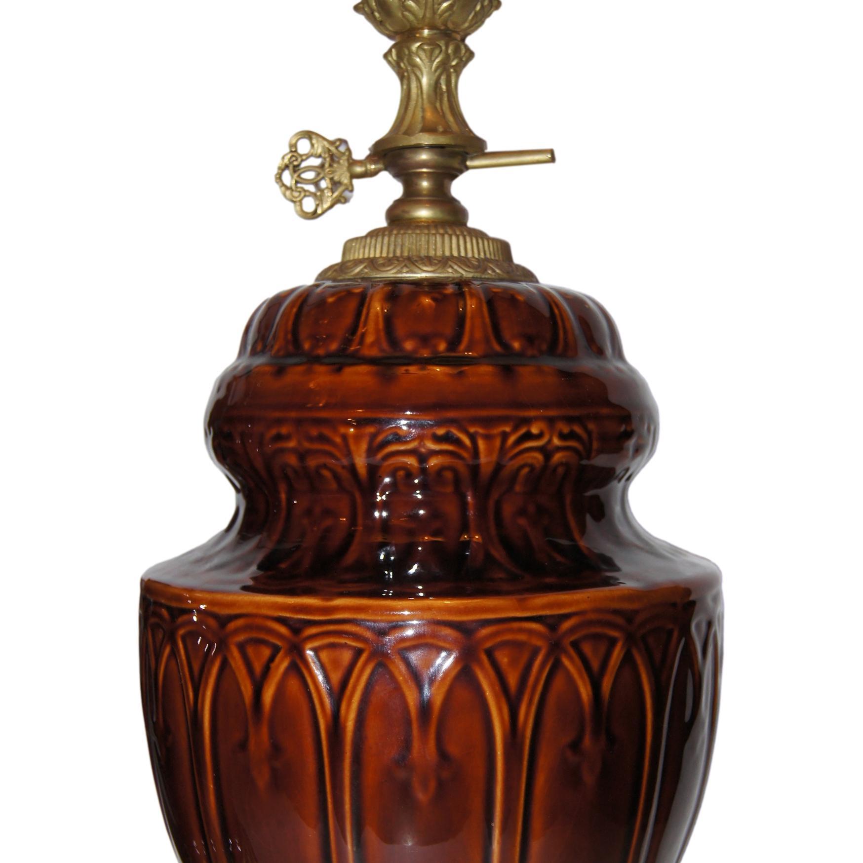 Paire de lampes de table en porcelaine émaillée française des années 1940, dans les tons bruns, avec base en bronze doré.

Mesures :
Hauteur du corps : 17