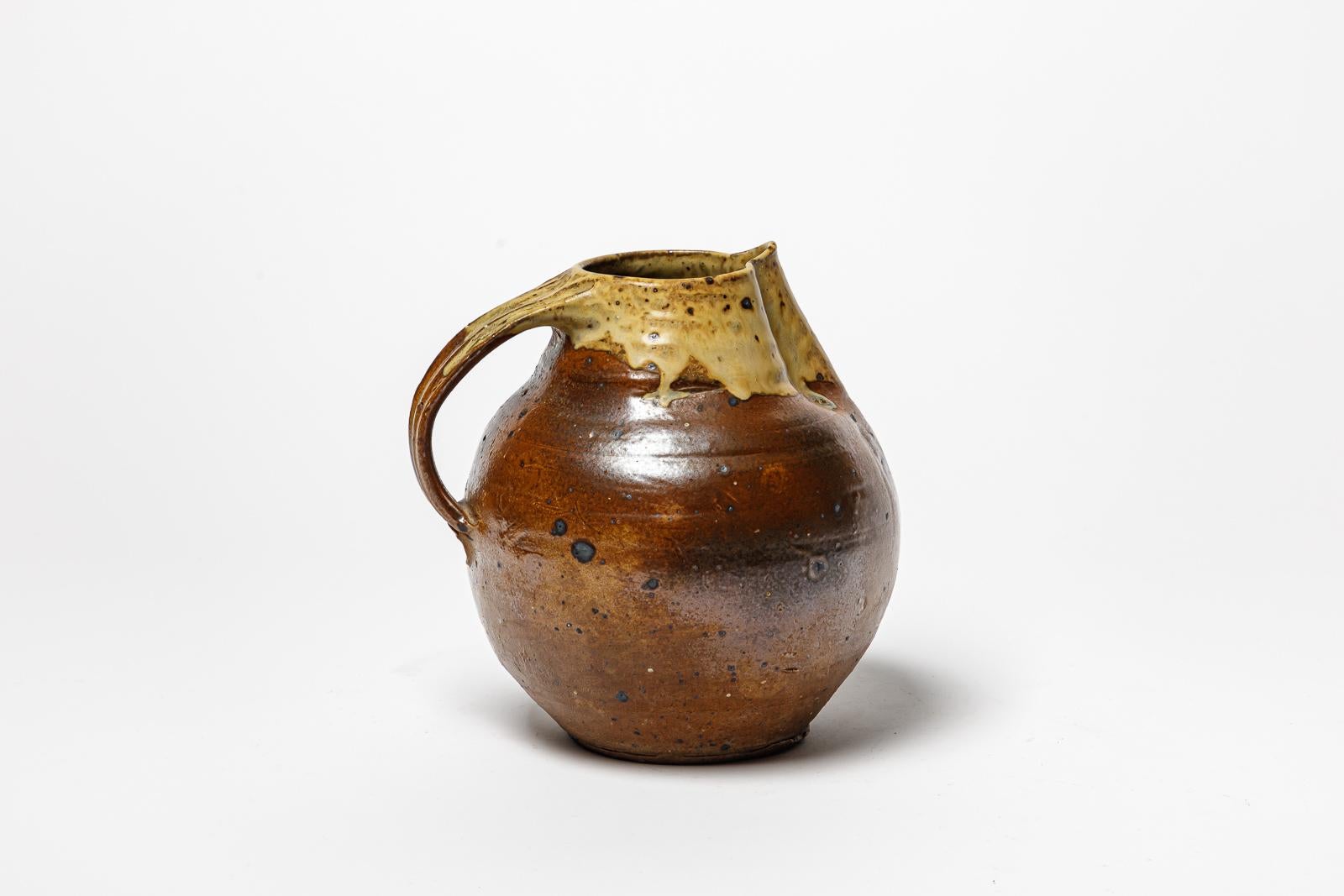Glazed cemic pitcher by Jacky Coville.
Signature de l’artiste sous la base. Circa 1960-1970. 
H : 8.3’ x 8.3’ x 7.1’ inches.
