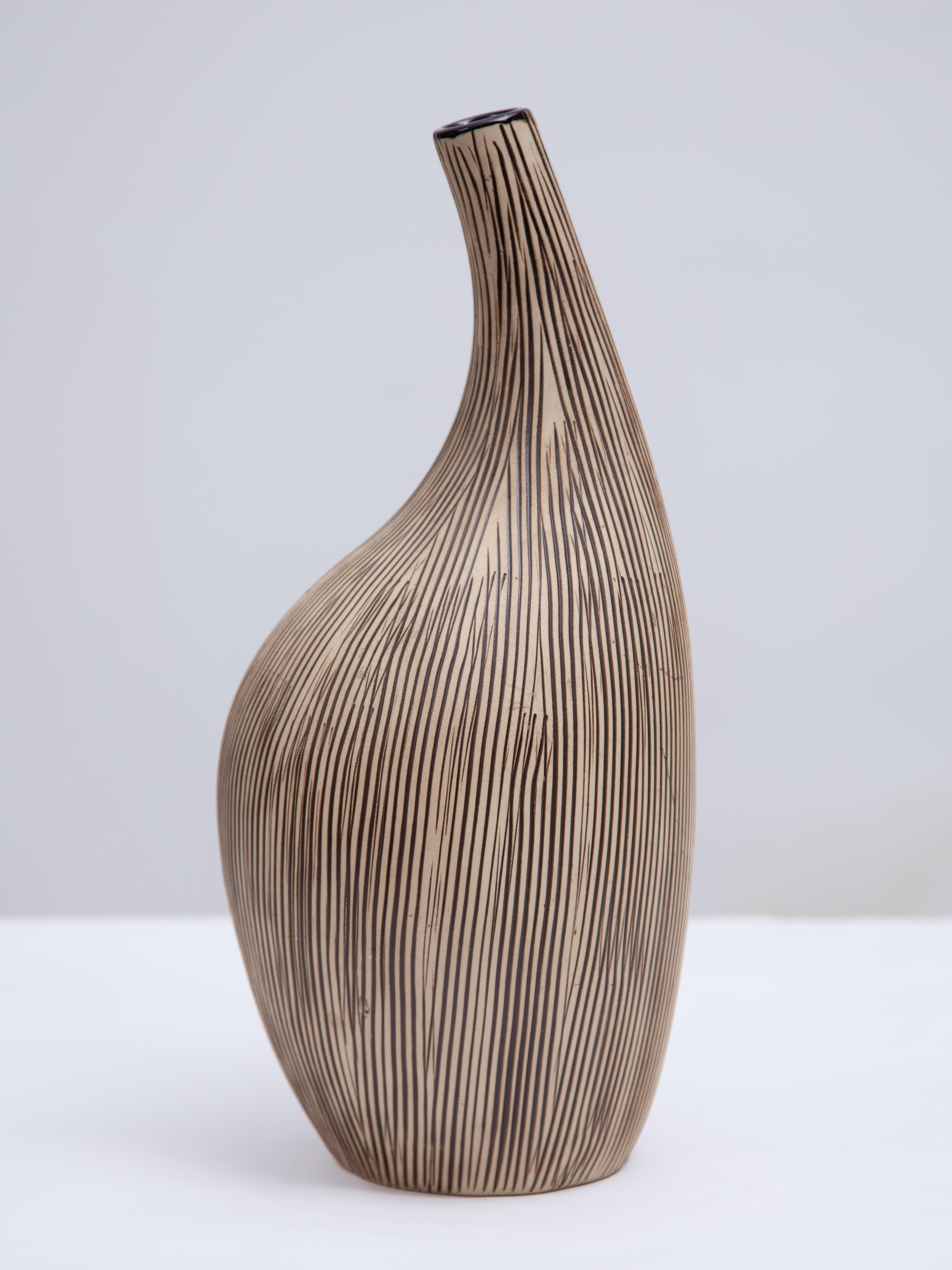 Vaso decorativo Ikebana di Kyoto progettato in Svezia in ceramica con sottili strisce marroni su un fondo bianco gessoso e un interno marrone smaltato a contrasto, 
