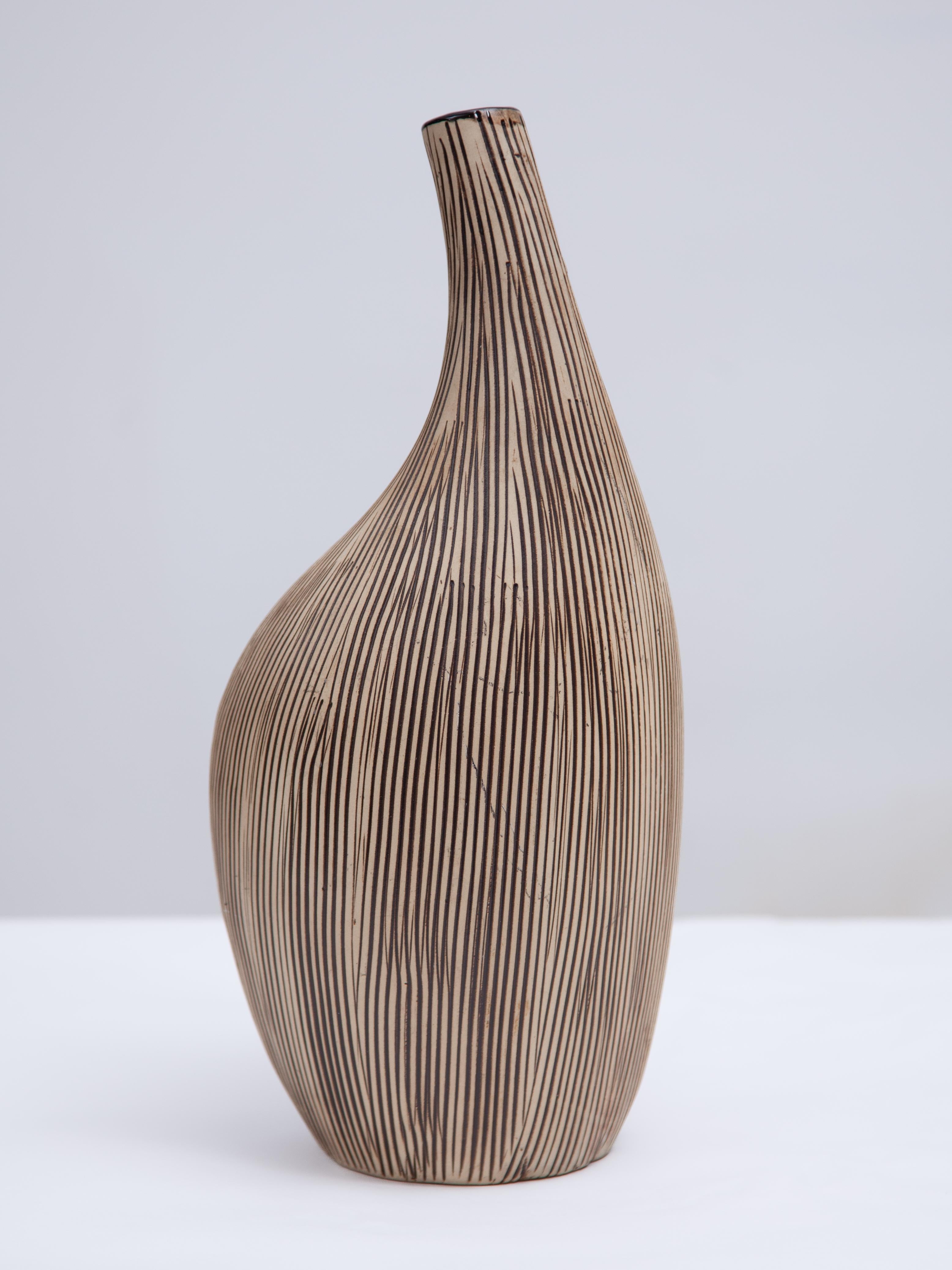 Mid-Century moderno Vaso Ikebana giapponese in ceramica smaltata a righe bianche e marroni, anni '60 in vendita