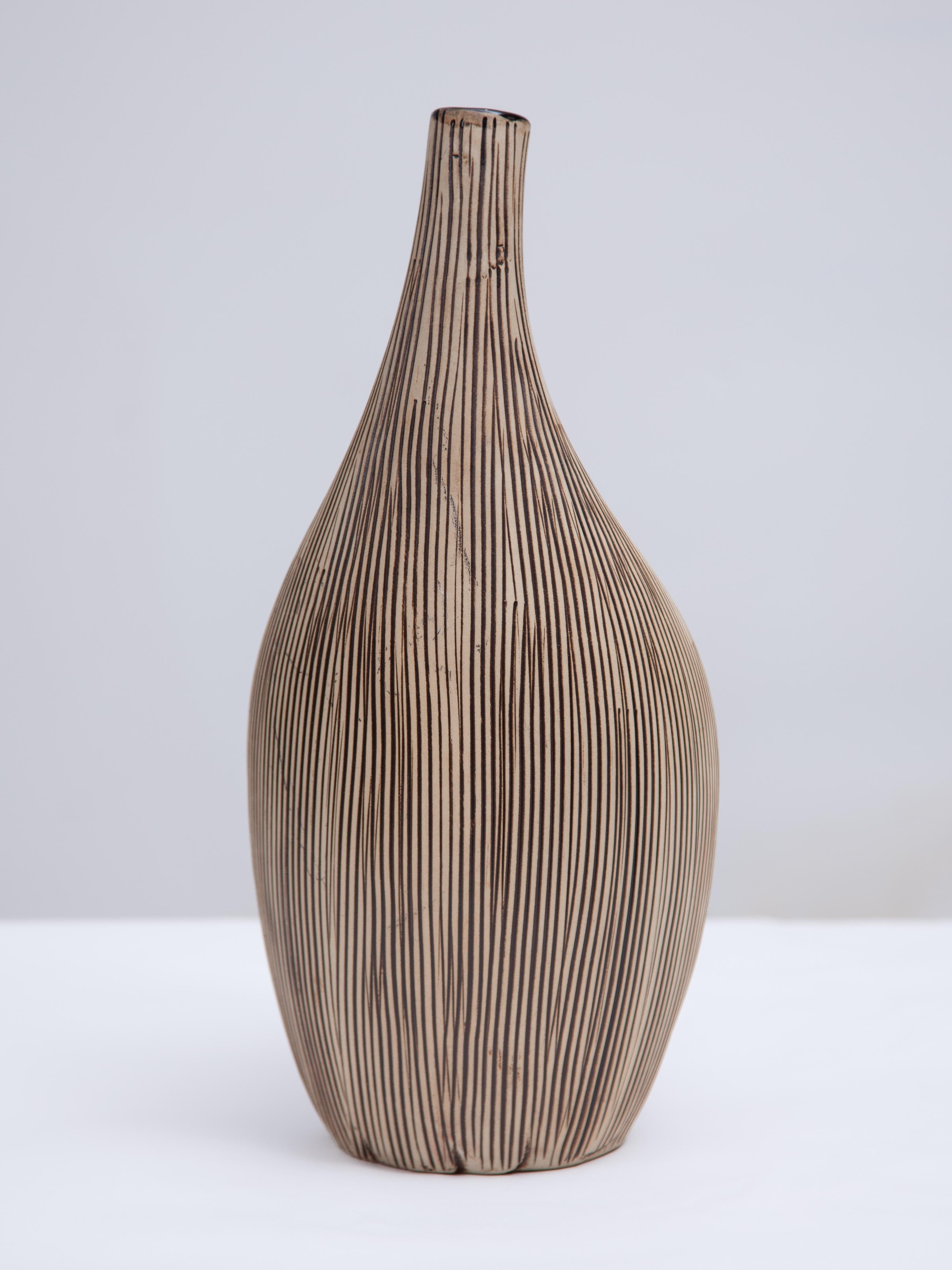 Svedese Vaso Ikebana giapponese in ceramica smaltata a righe bianche e marroni, anni '60 in vendita