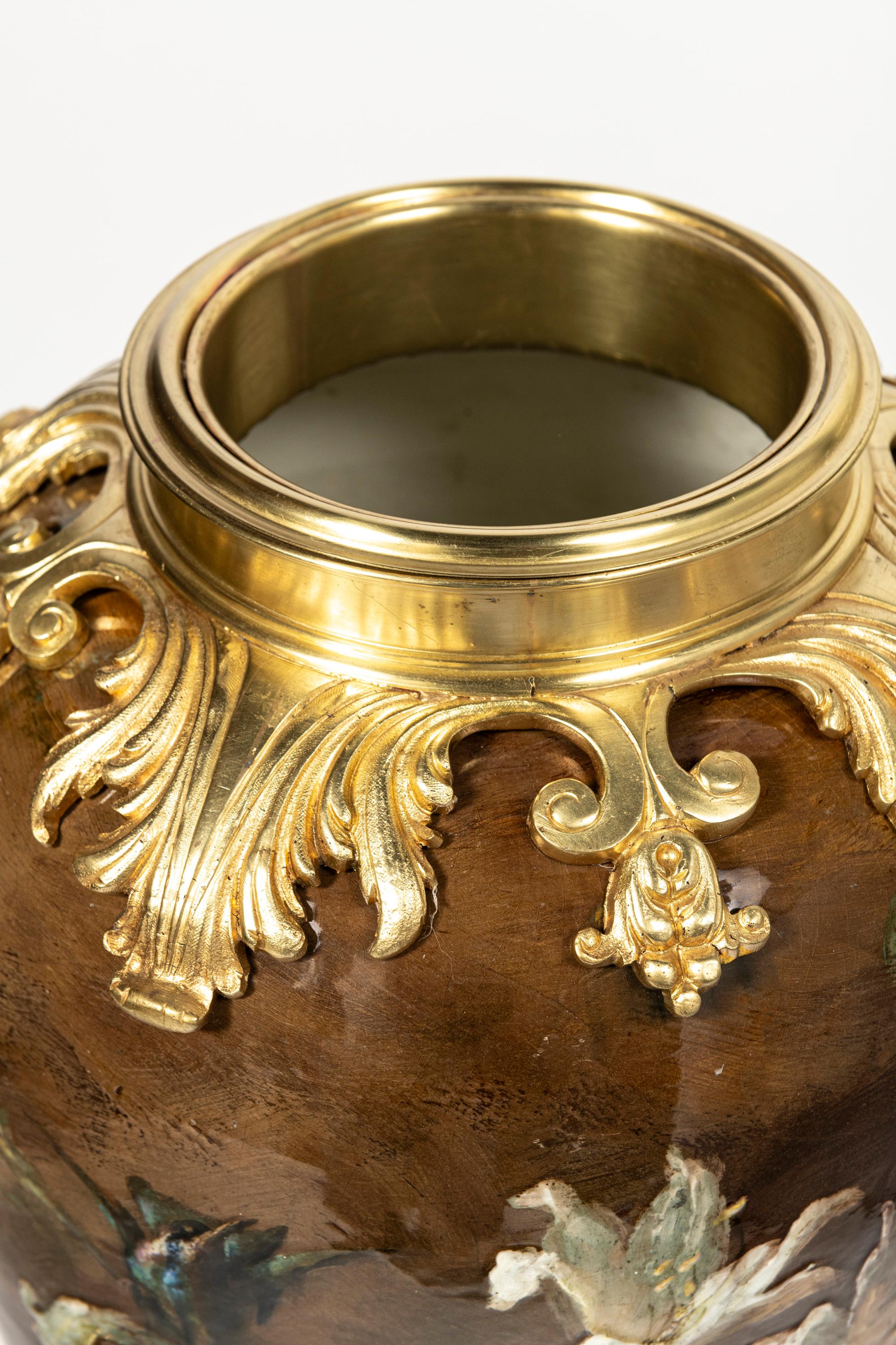 Vaso in ceramica smaltata e bronzo, firmato E. Petit, Francia, fine del XIX secolo. In condizioni buone in vendita a Buenos Aires, Buenos Aires