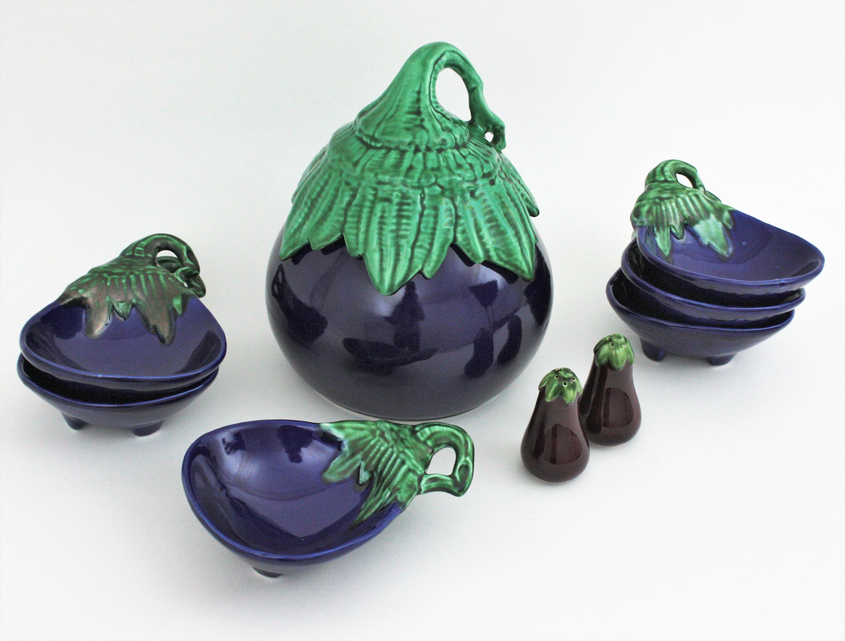 Ensemble de service à œufs en céramique émaillée couleur aubergine, années 1960 en vente 4