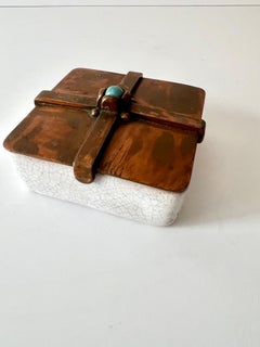 Base de cerámica esmaltada con tapa extraíble de cobre con detalle de cruz y turquesa