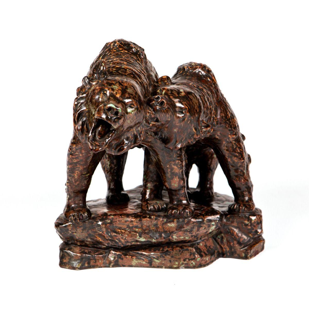 Carl Johan Bonnesen, 1868-1933
Rare et impressionnante sculpture unique de deux ours en train de se faire la cour, réalisée en céramique émaillée avec une glaçure riche en cuivre présentant des variations de tons très vives. La glaçure fait
