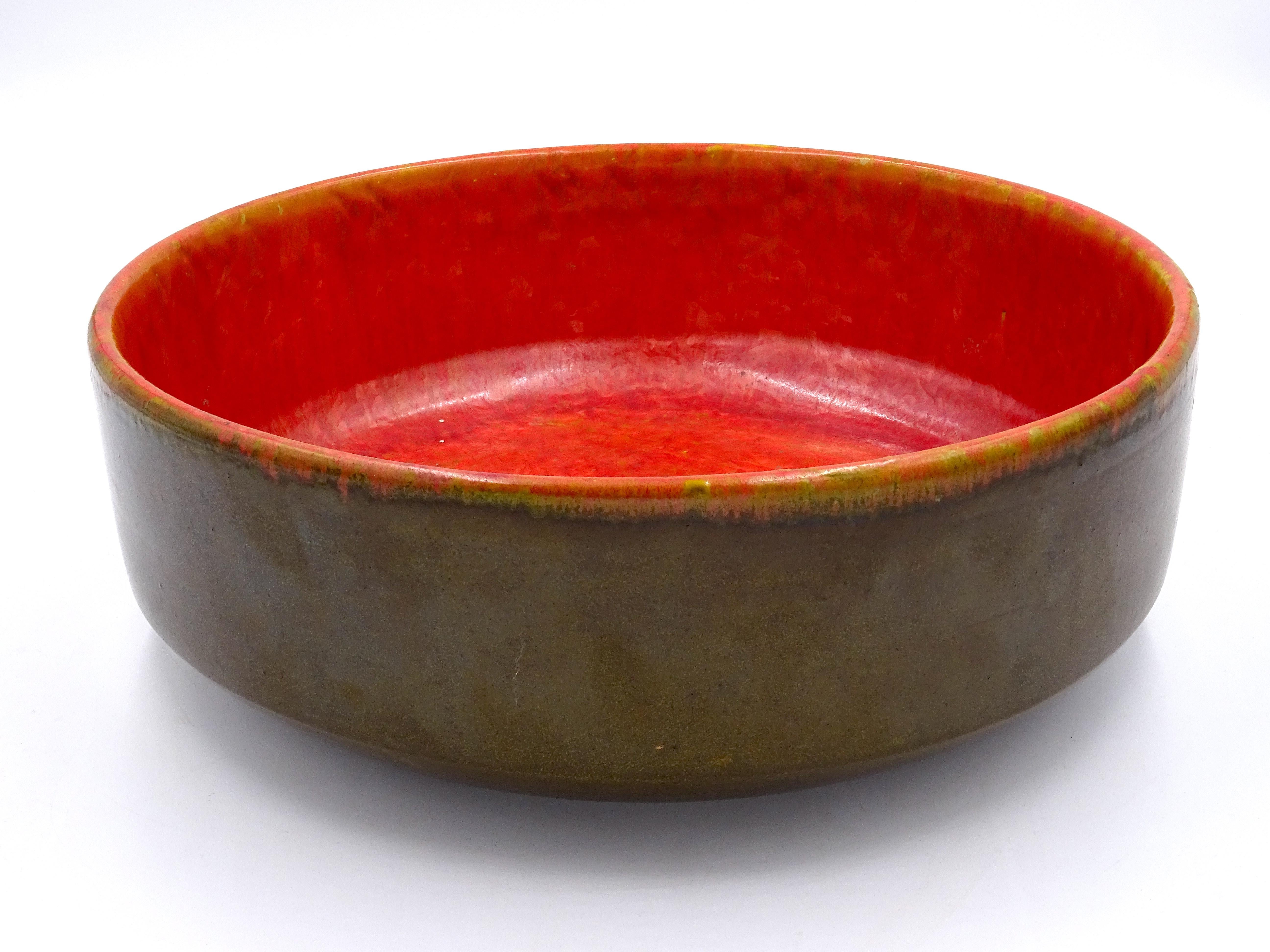 Large bowl/table centerpiece made of polychrome glazed ceramic by Italian ceramic artist and designer Alessio Tasca (Nove 1929 - Heilbunn 2020) around the 1970s.

The centerpiece features vibrant orange and red accents that distinguish the inner