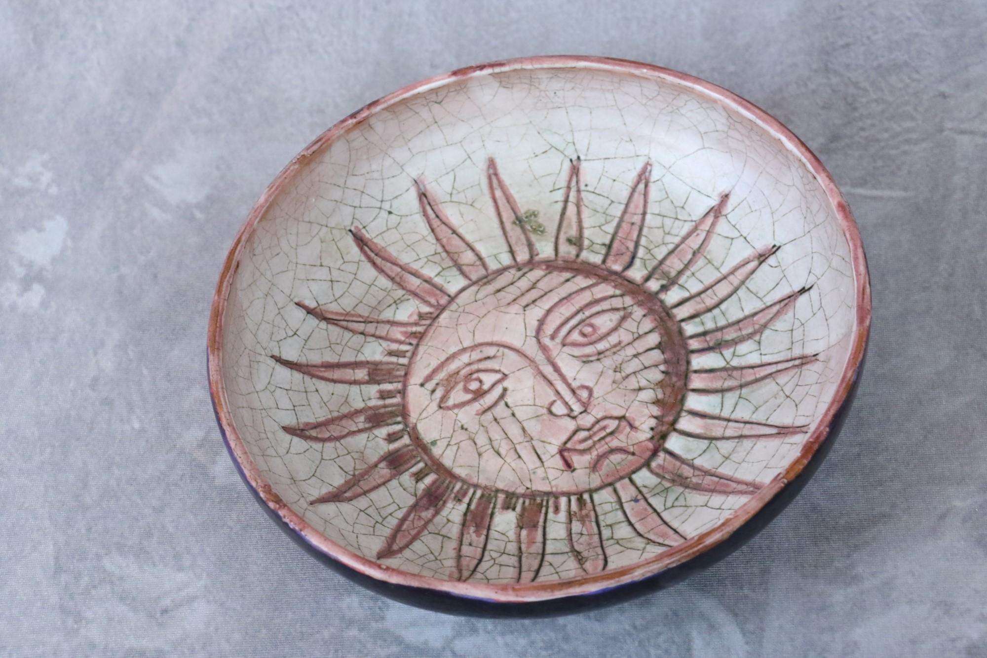 Français Bol en céramique émaillée décoré d'un soleil par Ccile Dein, signé, vers les années 1970