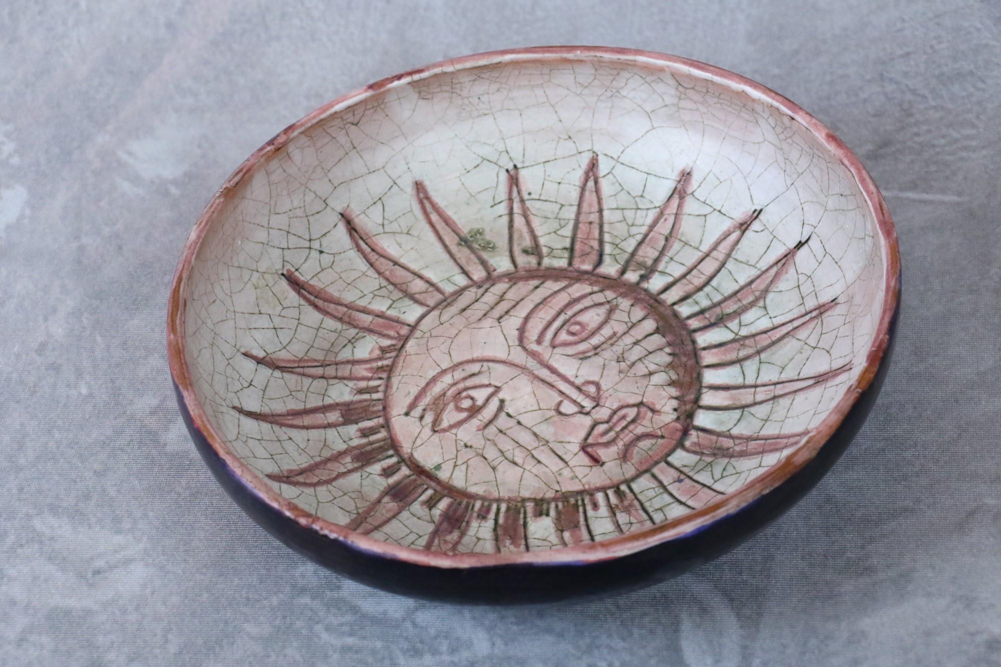 Milieu du XXe siècle Bol en céramique émaillée décoré d'un soleil par Ccile Dein, signé, vers les années 1970