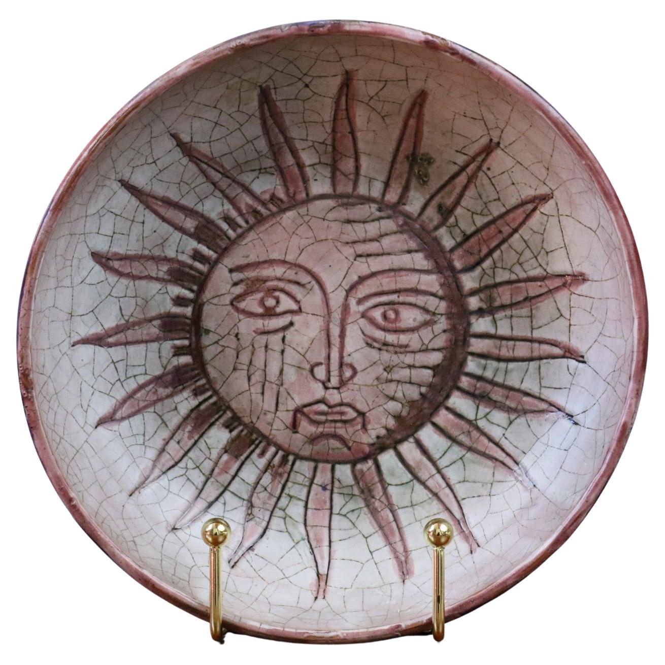 Bol en céramique émaillée décoré d'un soleil par Ccile Dein. Signé. Circa 1970's.
Signé en bas. La pièce est en très bon état.

Née en 1929, Ccile Dein s'est très tôt consacrée à la façonnage de l'argile et a travaillé dans la tradition du potier