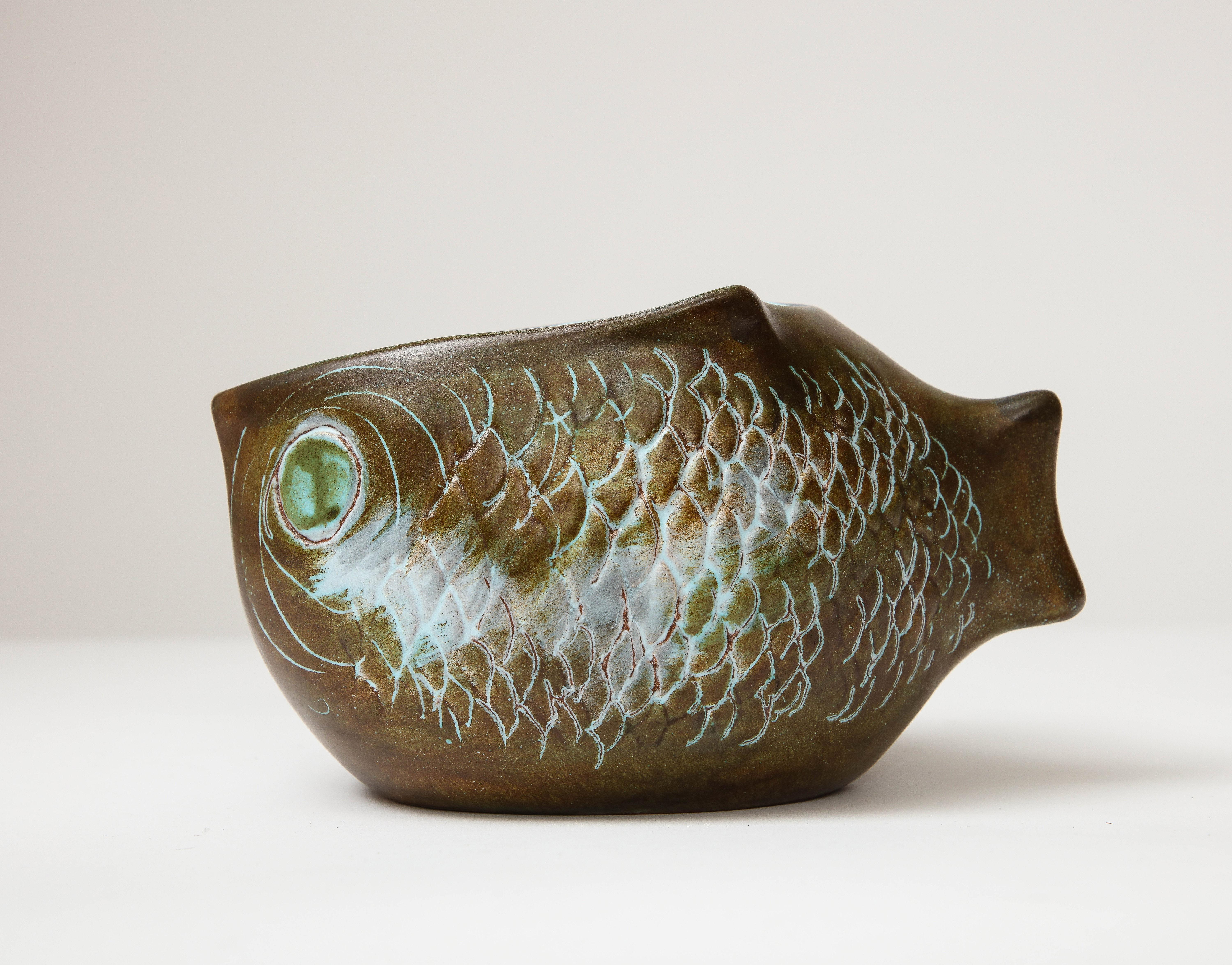 Glasierte Keramikschale in Form eines Fisches, Guillot, um 1960 im Angebot 3