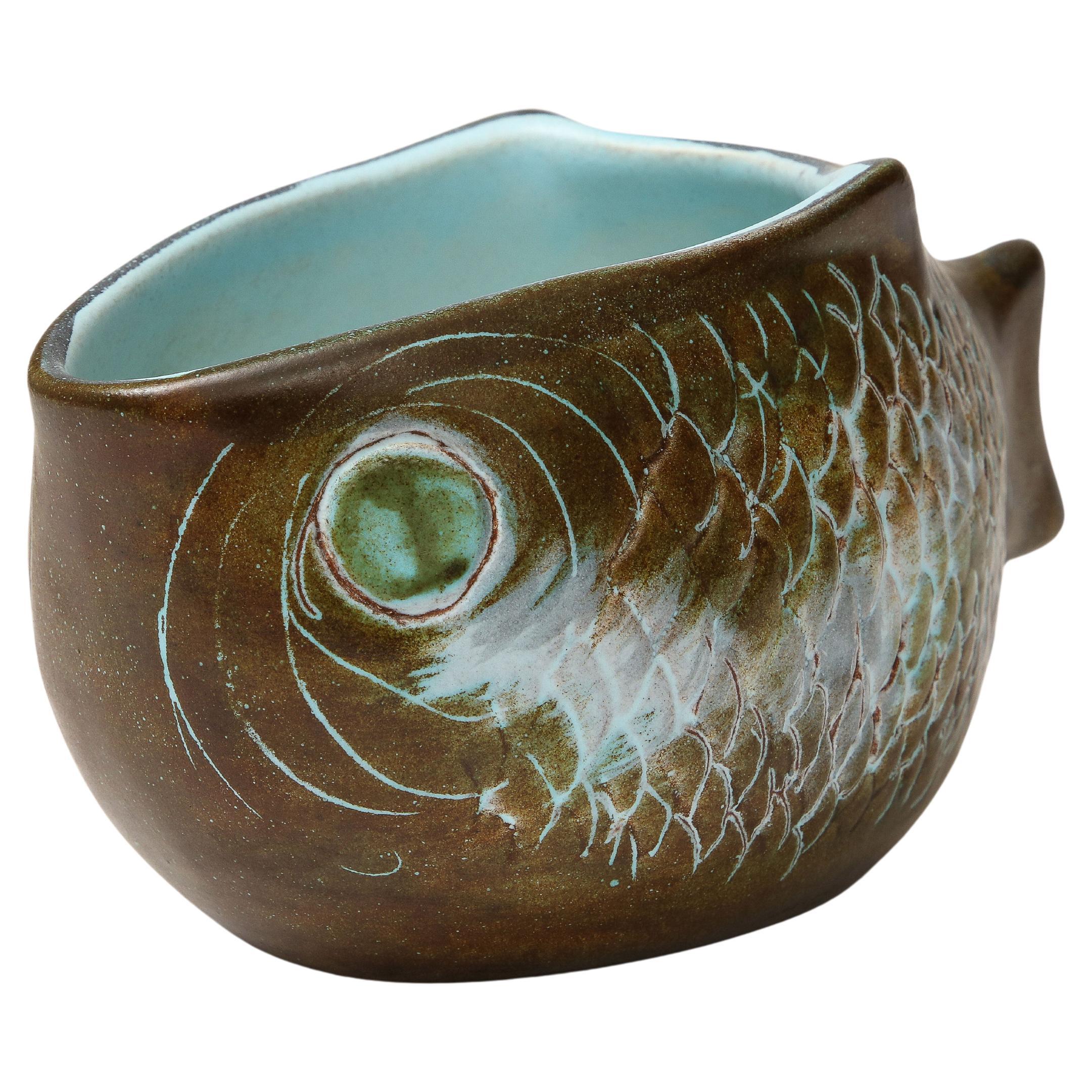 Glasierte Keramikschale in Form eines Fisches, Guillot, um 1960 im Angebot