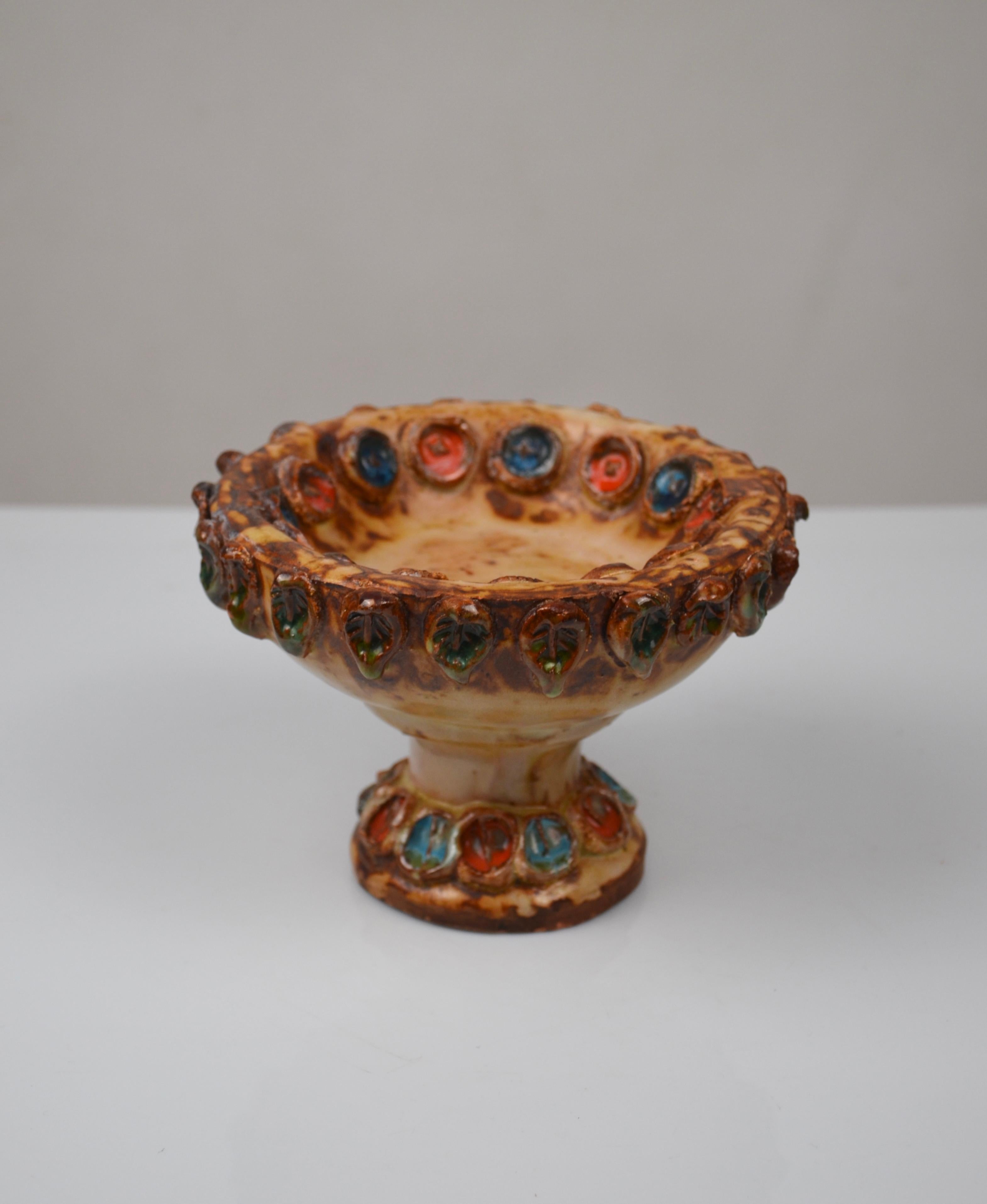 Magnifique bol en céramique émaillée de La Roue, fabriqué en France dans les années 1960. Cette pièce sculpturale présente la glaçure texturée caractéristique de l'atelier : une surface marbrée brune et chaude agrémentée de cabochons colorés en