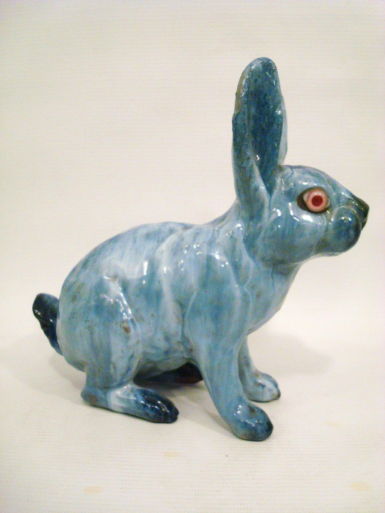 Sculpture de lapin en céramique émaillée, France vers les années 1930.
Lapin en terre cuite / céramique / majolique émaillée française avec des yeux en verre réalistes.

Magnifique lapin figuratif émaillé bleu, France c. 1930's. Finement détaillé