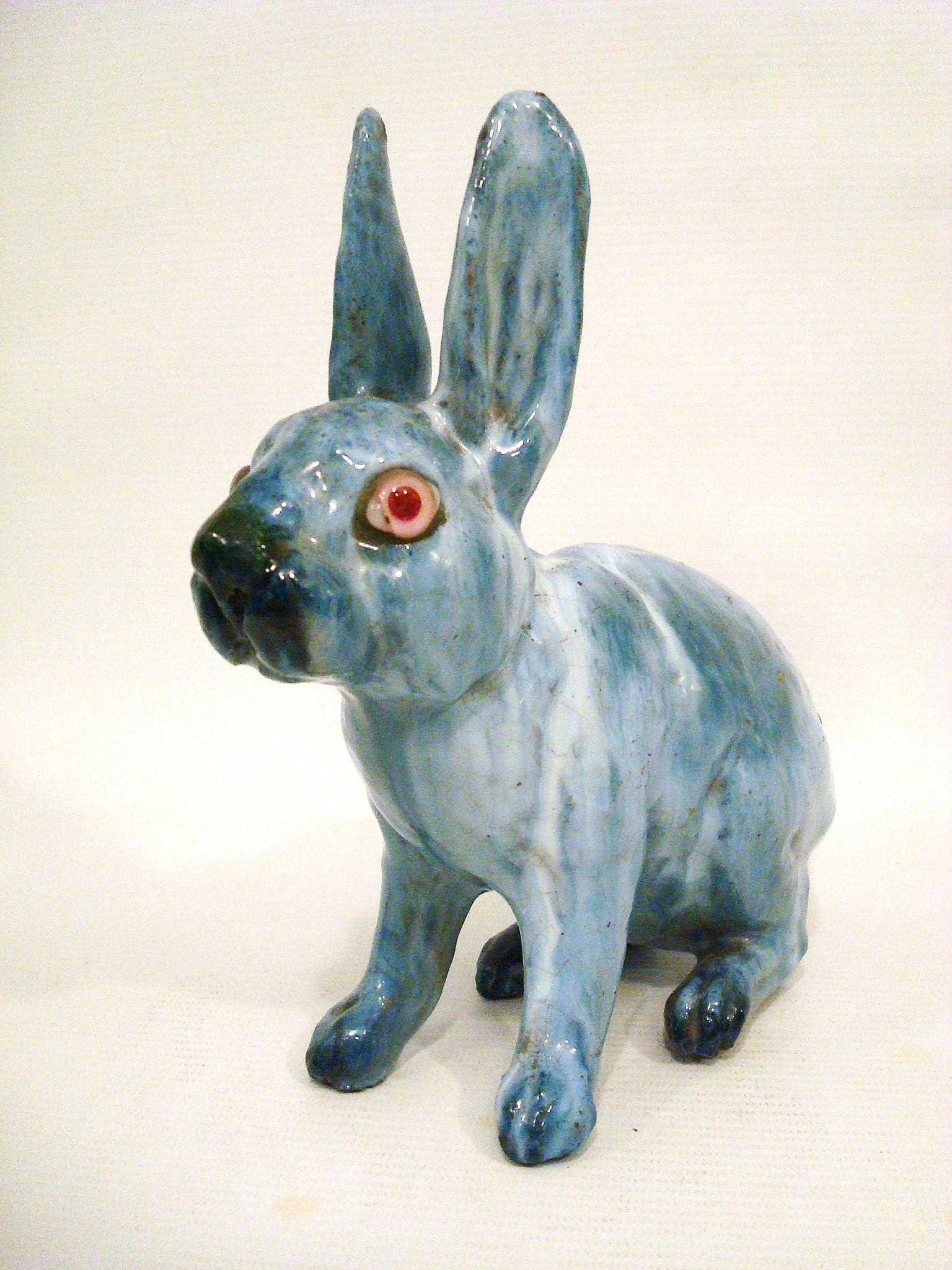 Français Sculpture de lapin en céramique émaillée, France vers 1930 en vente