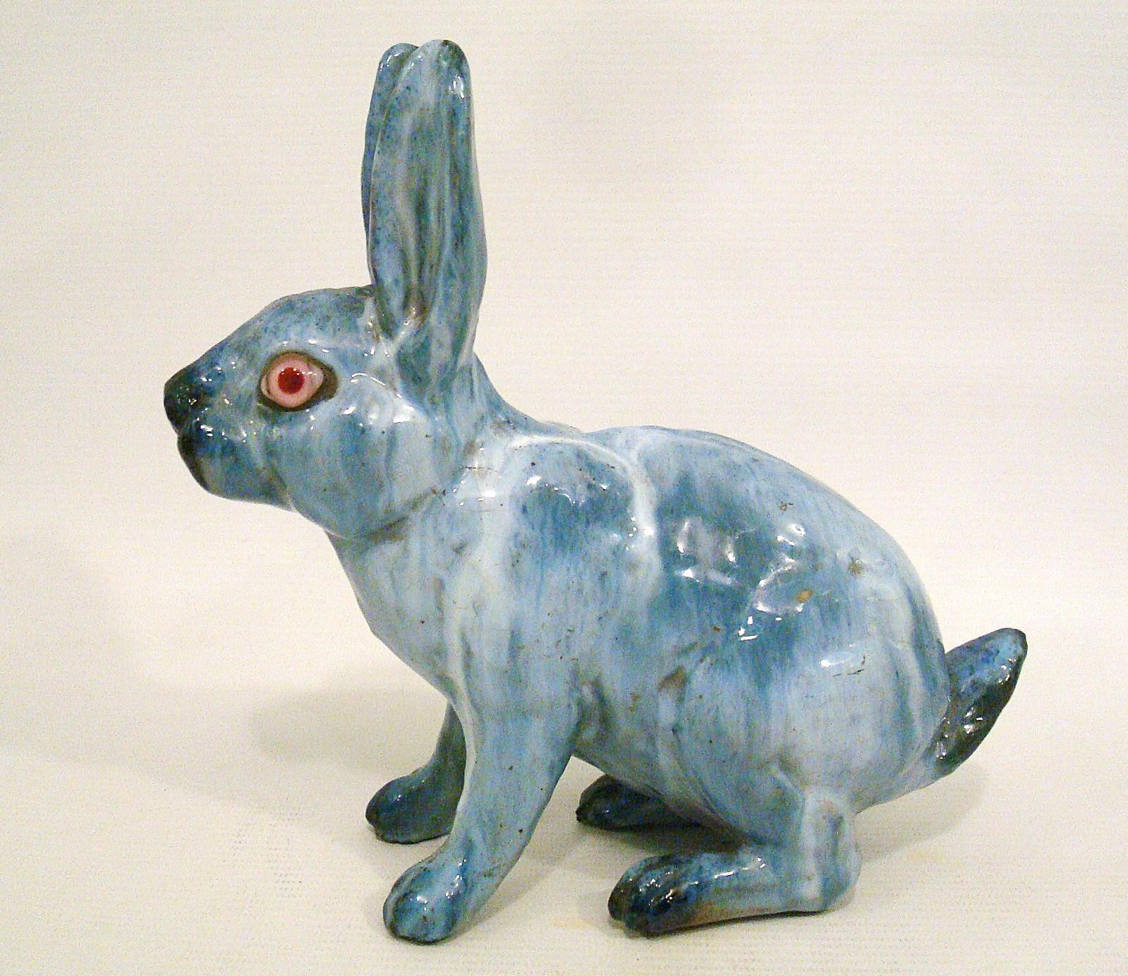 Vernissé Sculpture de lapin en céramique émaillée, France vers 1930 en vente
