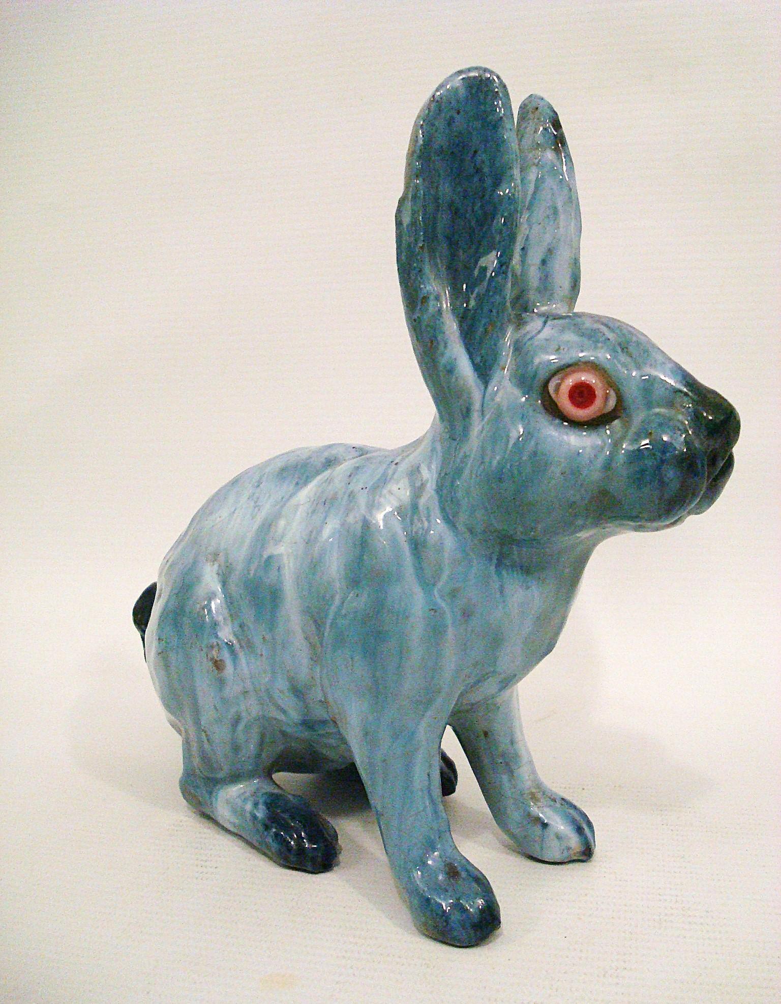 Céramique Sculpture de lapin en céramique émaillée, France vers 1930 en vente