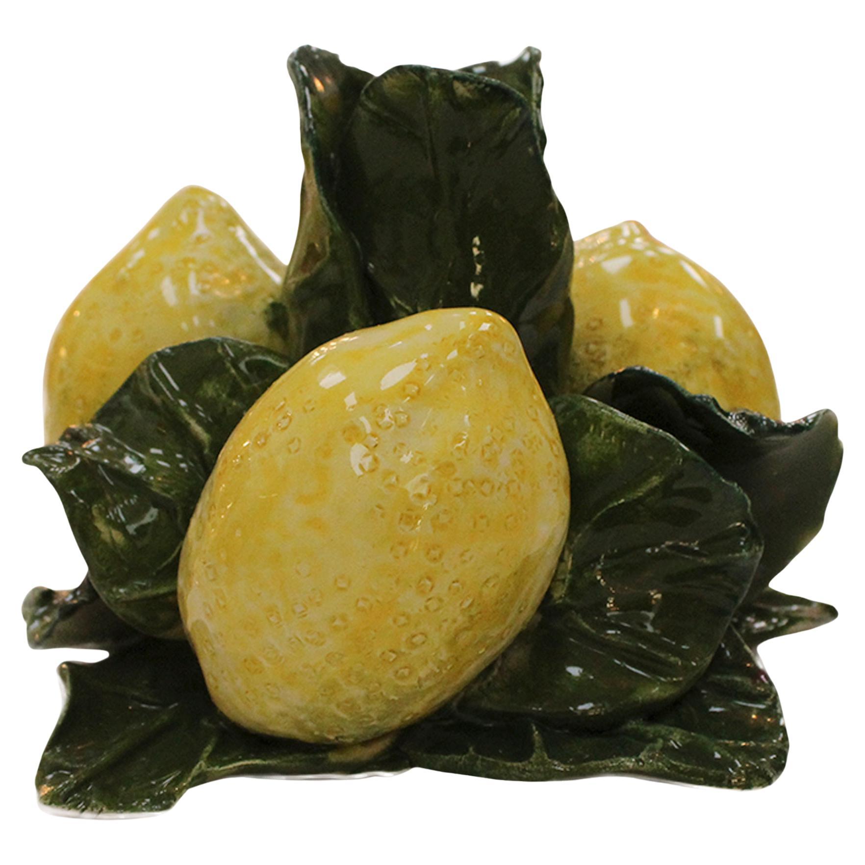 Glasiertes gelbes und grünes Keramikkandelaber mit Zitronenmotiven im Angebot