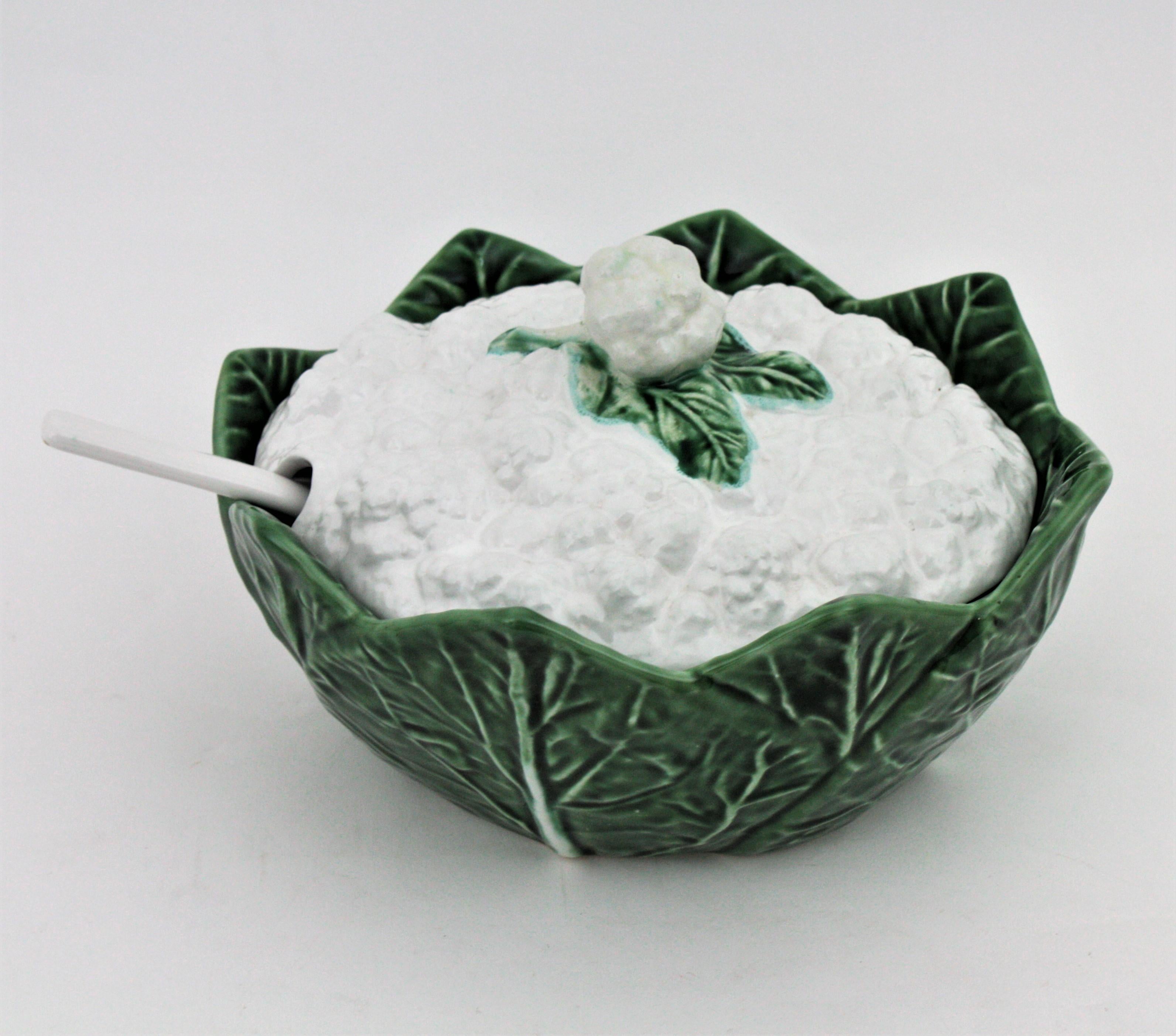Sopera de coliflor con cucharón, mayólica, cerámica esmaltada. España, años 60
Llamativa sopera grande de cerámica Manises pintada a mano con coliflor con hojas y tapa. Un cucharón completa el conjunto. 
Esta sopera de coliflor de forma ovalada