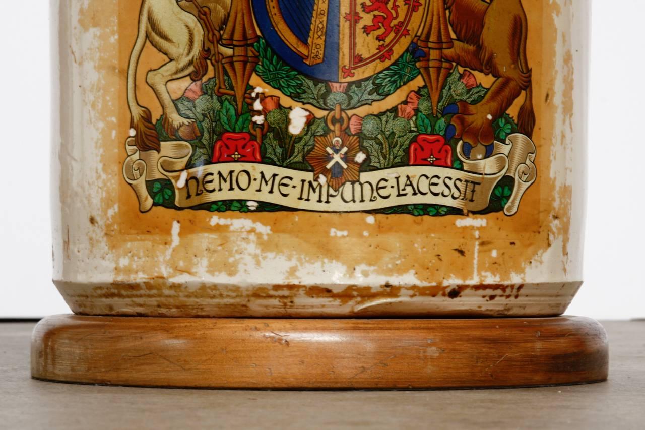 Glasierte Keramik-Kronleuchter mit englischem königlichem Wappen im Zustand „Gut“ im Angebot in Rio Vista, CA