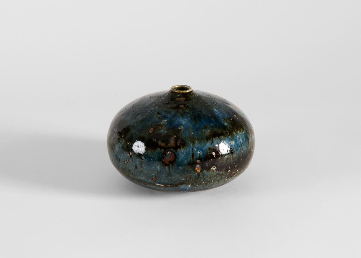 Un vase du milieu du siècle magnifiquement émaillé, exécuté par Marianne Westman pour la vénérable firme suédoise de céramique Rorstrand.

Signé.