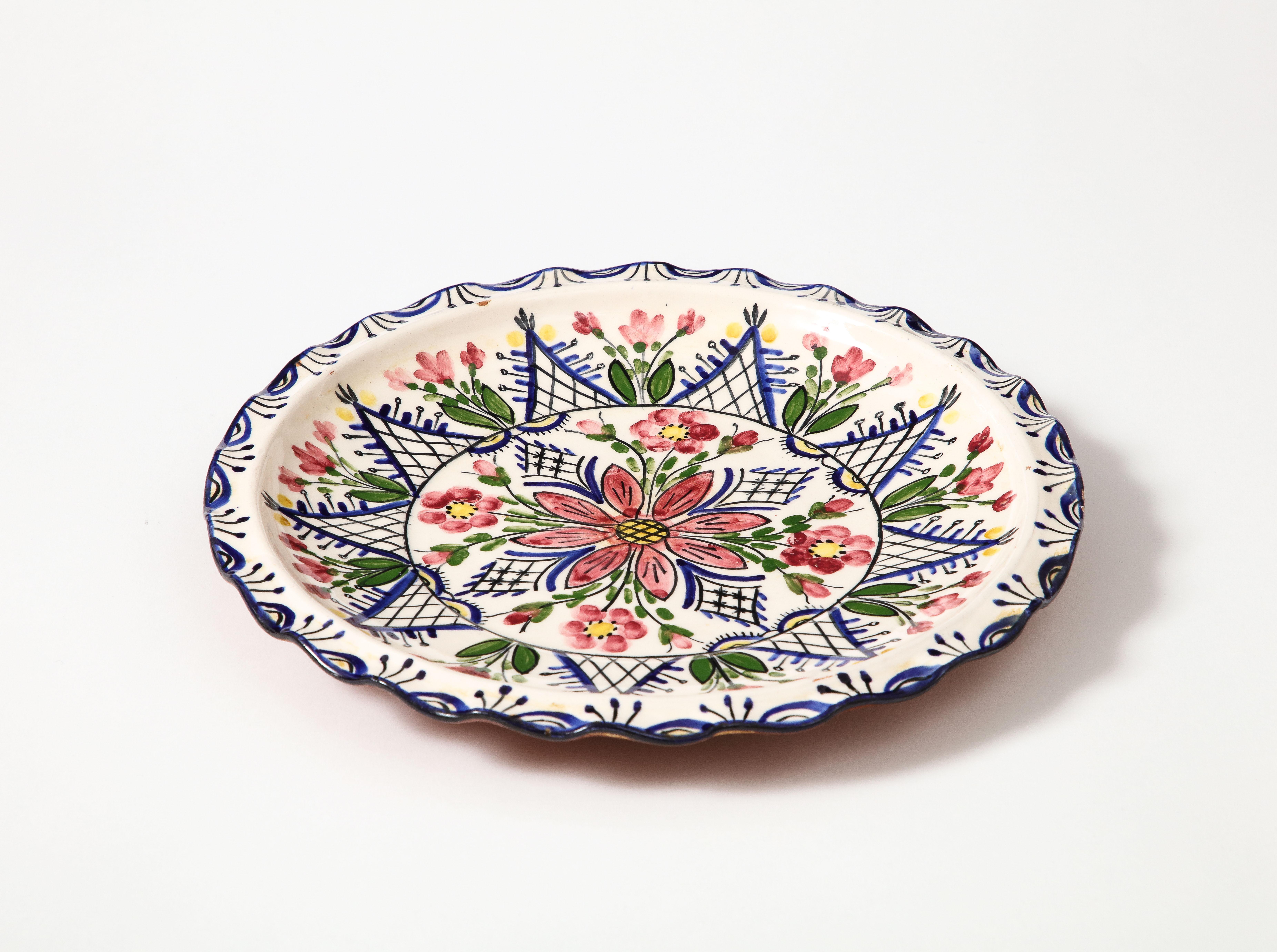 Plato decorativo de cerámica esmaltada. Motivo floral pintado a mano, creado en Grecia a principios del siglo XX.