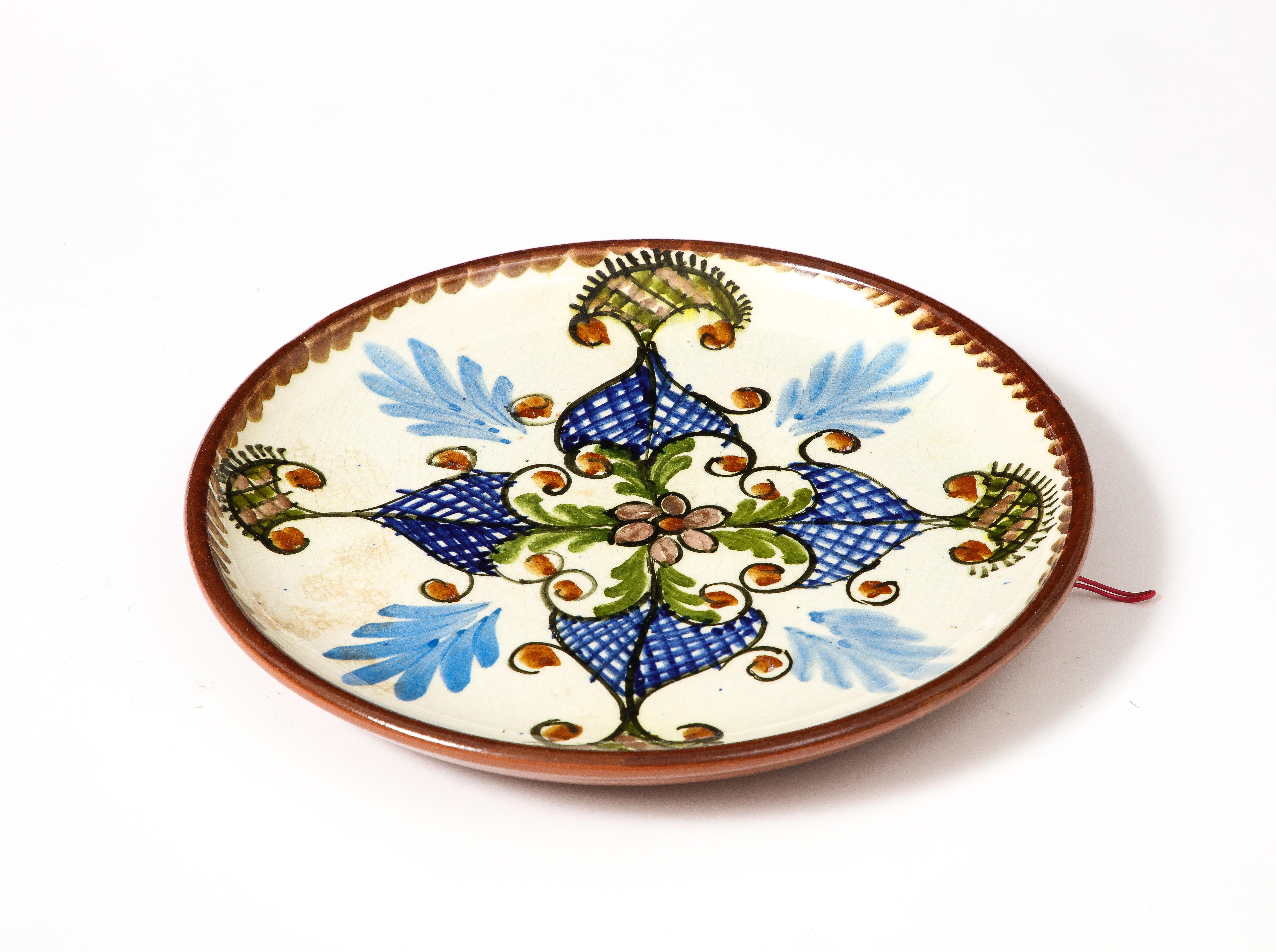 Plaque décorative en céramique émaillée. Motif floral peint à la main, créé en Grèce au début du C.C.