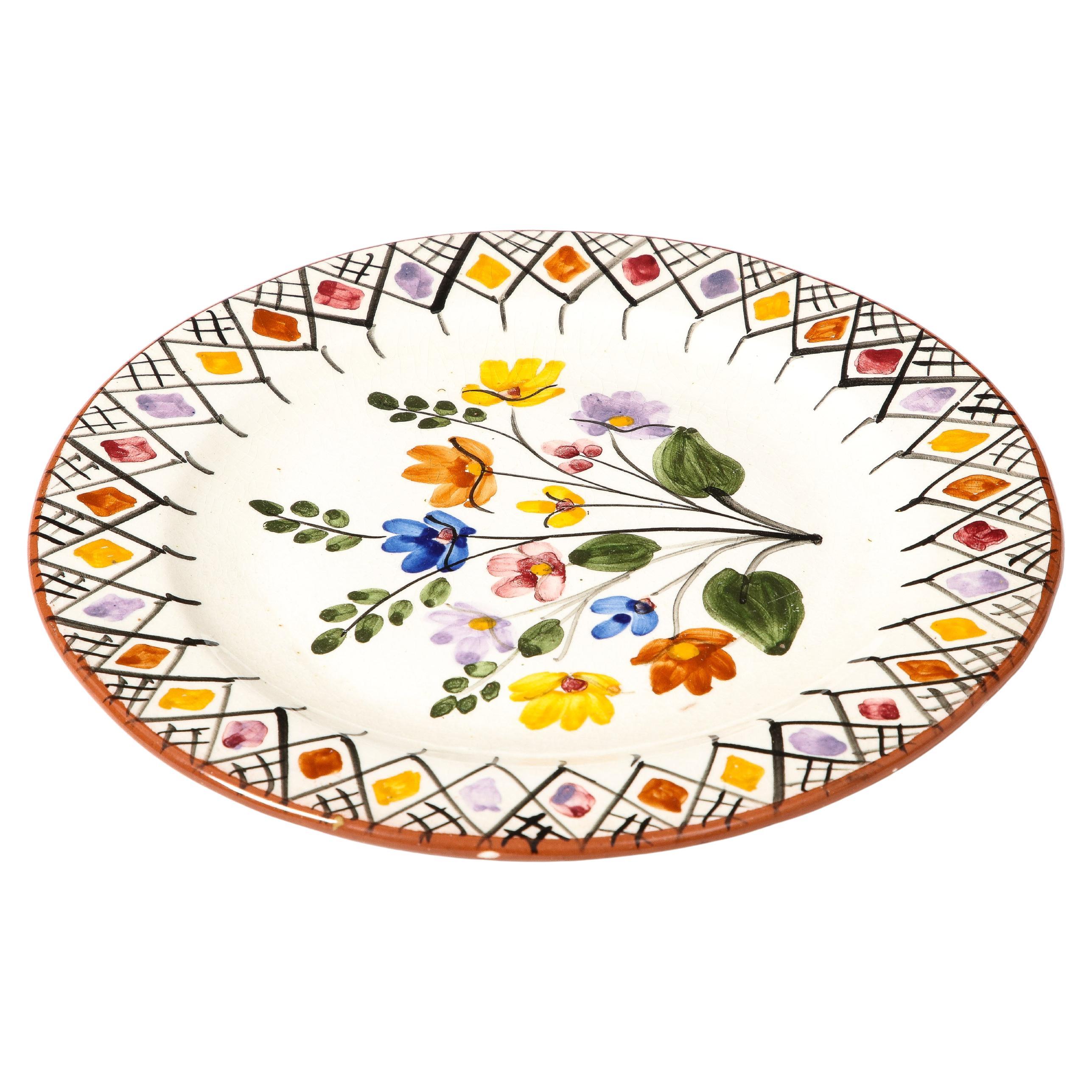 Piatto decorativo in ceramica smaltata. Motivo floreale dipinto a mano, creato in Grecia all'inizio del XX secolo.
