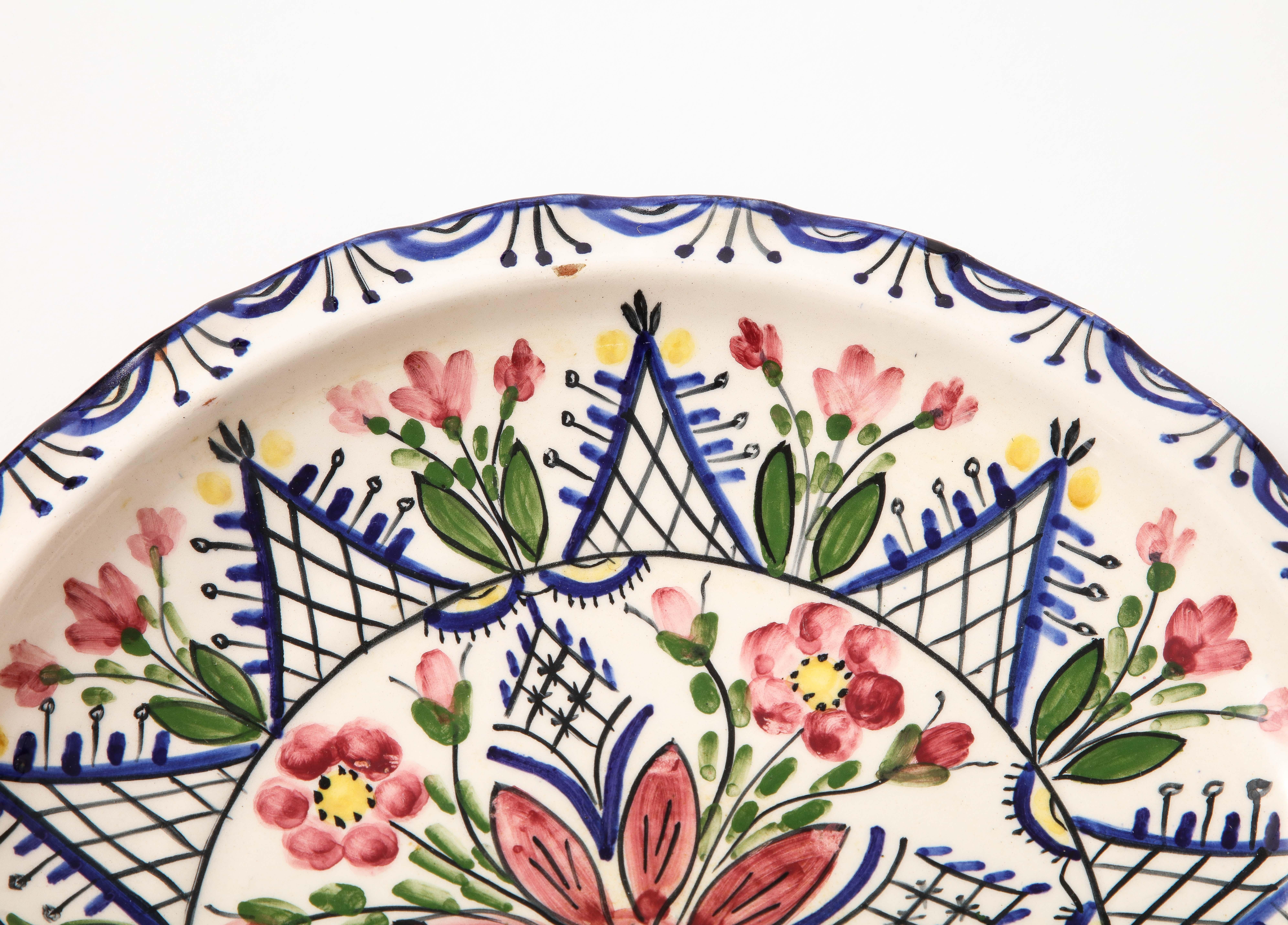Plato decorativo de cerámica esmaltada, Grecia, s. XX en Excelente estado para la venta en New York City, NY