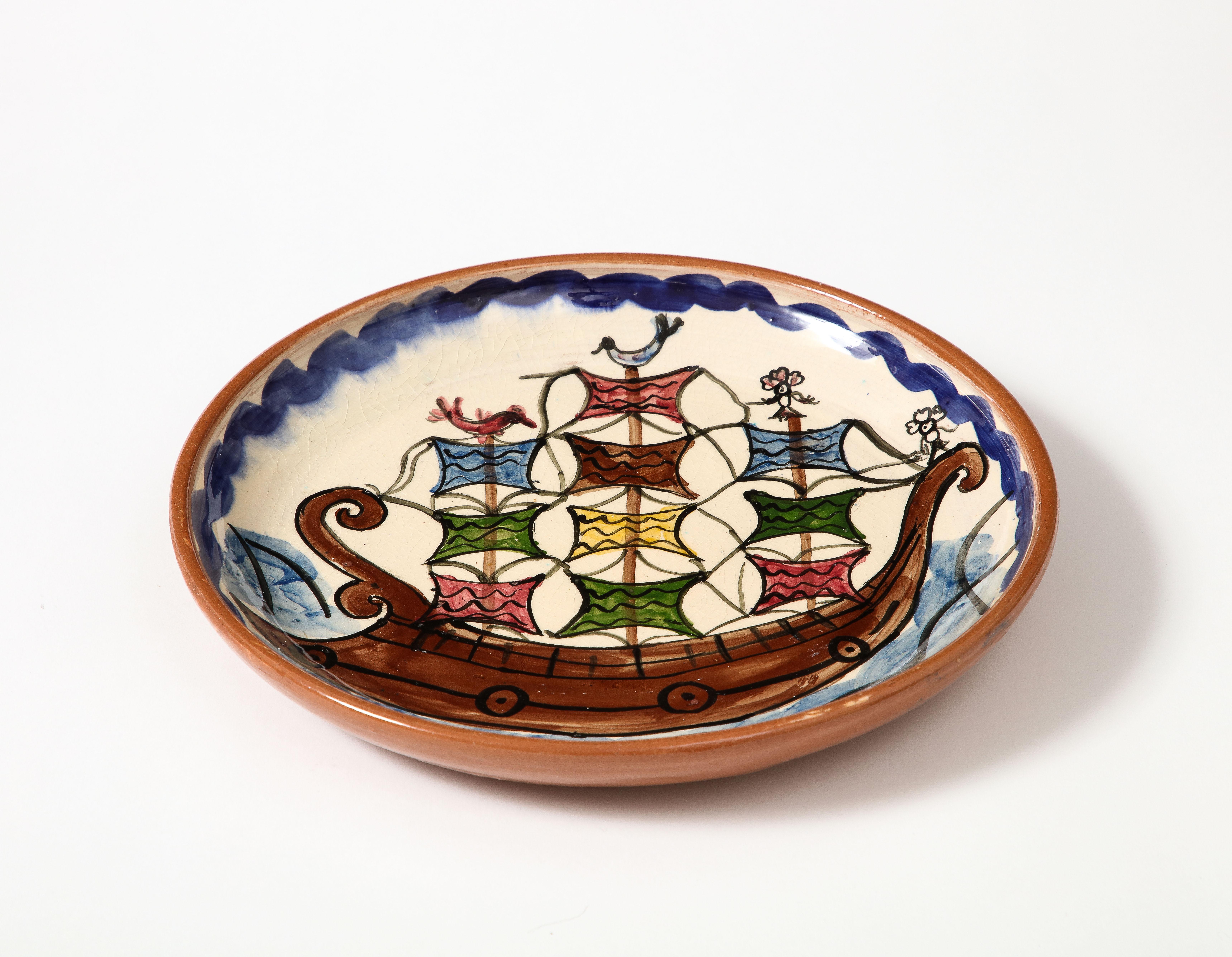 Assiette décorative en céramique émaillée, Grèce, 20e siècle Excellent état - En vente à New York City, NY
