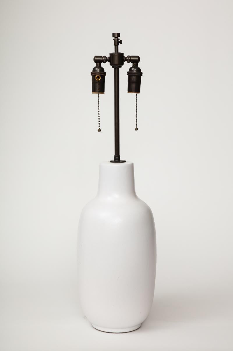 Vernissé Lampe de table Design Technics en céramique émaillée par Lee Rosen, États-Unis, c.1950