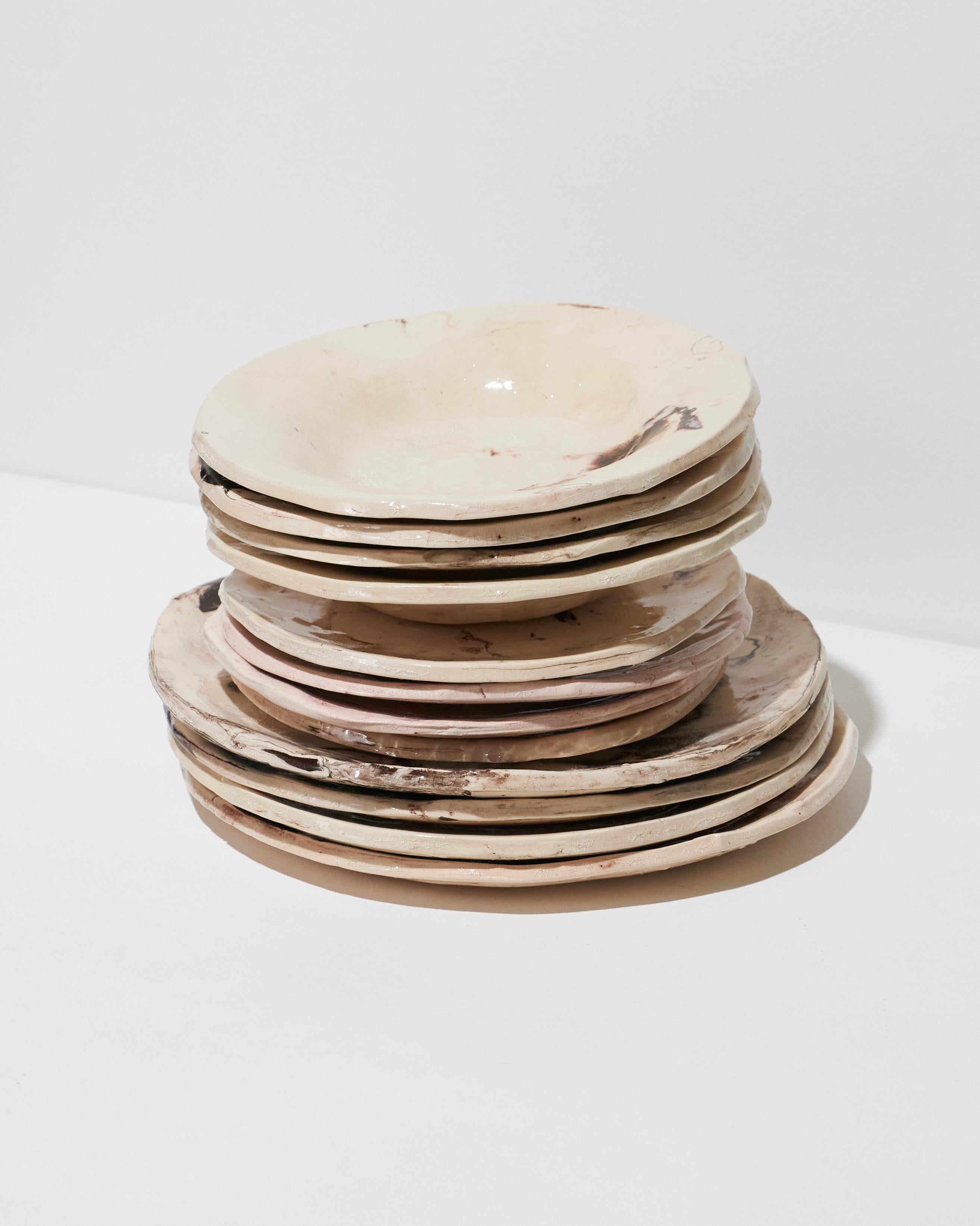 Service de vaisselle 12 pièces en céramique émaillée beige à effet marbré, créé par l'artiste Suzie Lapierre d'Artistics. L'ensemble comprend 4 assiettes à dessert, 4 assiettes à dîner et 4 assiettes à soupe. Chaque pièce est unique, avec des motifs