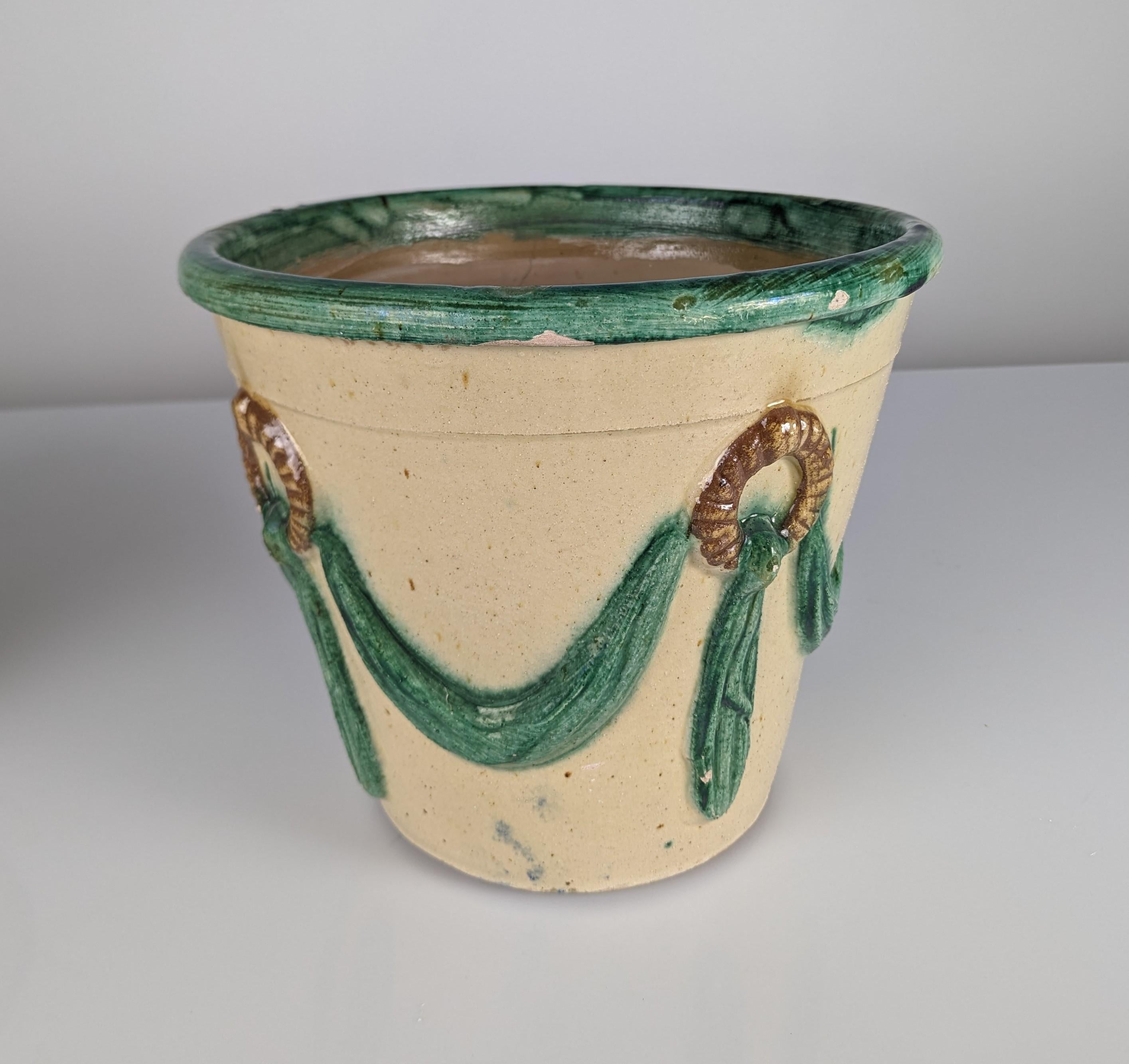 This original mid-century Malagueña ceramic flowerpot with green details, created by the renowned Cerámica Hermanos Morillo, is a standout example of traditional Málaga craftsmanship. Founded in 1941 by José Morillo, the creator of this type of