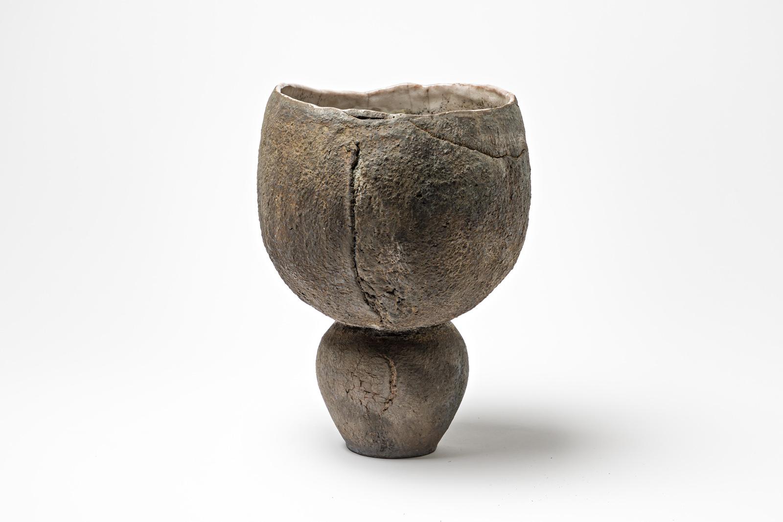 Schale mit Fuß aus glasierter Keramik mit perlweißer Innenseite von Gisèle Buthod-Garçon. Raku gebrannt. Künstlermonogramm unter dem Sockel. CIRCA 1980-1990.
H : 11' x 7,4' Zoll.